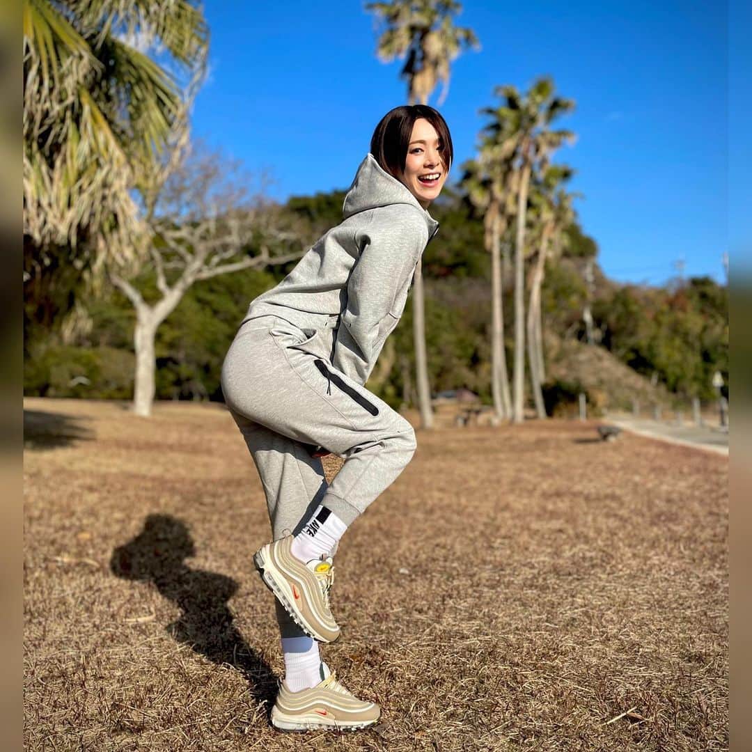 酒井瞳のインスタグラム：「お知らせです😆  トレーニングイベント第三弾が決定しました‼️  今回は私の大好きなコーヒー @yamasemi.kawasemi さんと　@hyogara_kakigori さんのドーナツでトレーニング後に美味しいおやつのコラボイベントです❤️  ご協力いただきありがとうございます🥹  トレーニングはキツイから頑張れない。。。  そんな悩みをお持ちの方！  是非ともみんなで一緒に楽しく体を動かして  美味しいご褒美を楽しみませんか？😁  場所は最高のロケーション #延岡 #下阿蘇ビーチ 波の音を聞きながら体も心もリフレッシュ🙆‍♀️  定員は２０名(先着順)なのでお早めに✨‼️  参加ご希望の方は @terrace_j.kadogawa をフォローしてこちらにDMでご連絡ください🙇‍♀️  私の方ではないのでお間違えのないように🙏  あー楽しみだなぁ！！！ 今回も参加されたみなさんが楽しんでいただけるように！  準備していきます😁🎈  #宮崎 #延岡  #健康 #健康オタク #元気 #ダイエット  #トレーナー #パーソナル #パーソナルジム #trainer #日々成長  #training #bodymake #筋トレ女子 #diet  #workout #未来の自分喜べ #美body #筋トレ  #美姿勢 #美健康」