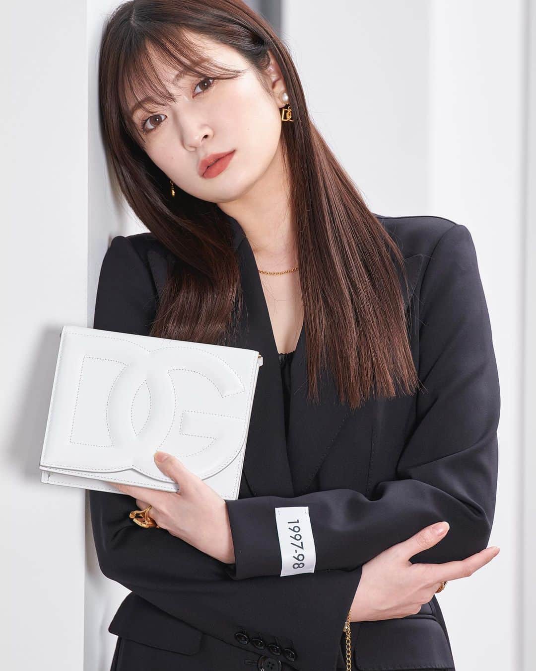 吉田朱里のインスタグラム：「いつもと少し雰囲気を 変えたコーデ🖤🖤  実はこういう服装も好きです🖤 ドルチェ&ガッバーナの 新アイコンバッグ「DGロゴバッグ」に合わせた全身ドルガバコーデです🖤 DGロゴバッグ春夏めっちゃ使えそう♡♡  @dolcegabbana #DGLogoBag #dolcegabbana #PR」