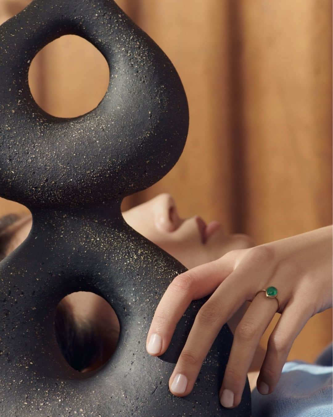 MARIHA Official Instagramさんのインスタグラム写真 - (MARIHA Official InstagramInstagram)「. 新緑の季節にふさわしい、瑞々しさあふれるエメラルドの「Earth Drops」リング。美しい石を求めて世界中を旅するMarie Westonが、MARIHAのジュエリーにふさわしいクオリティの石だけを選びぬき、石に合わせて一点一点デザインを起こしているプレシャスなコレクションです。こだわり抜いて選ばれた石だけがもつピュアで優美な佇まいは、MARIHAならでは。指元で唯一無二の光とオーラを放ち、身に着ける人を輝かせてくれます。  #mariha #marihajewelry #マリハ #エメラルド #天然石 #誕生石 #mariha伊勢丹新宿店 #mariha阪急うめだ本店」5月2日 19時30分 - mariha_official