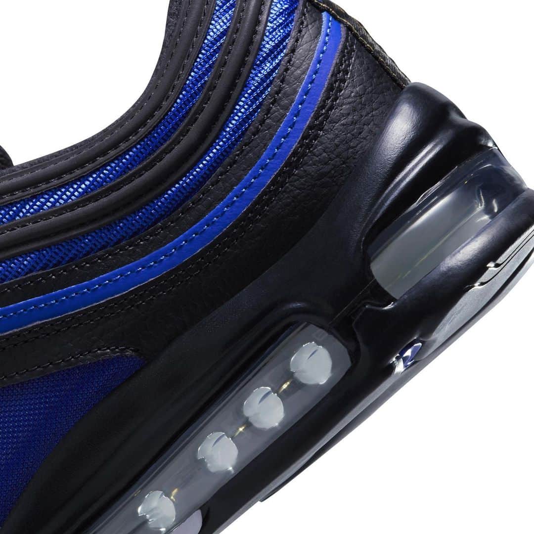 インテルナツィオナーレ・ミラノさんのインスタグラム写真 - (インテルナツィオナーレ・ミラノInstagram)「Black, blue and a touch of gold 🖌️ Style, class and legacy ✨ The new iconic Nike Air Max 97 in INTER colours is out today on Nike.com, @awlab stores and @oneblockdown.」5月2日 19時30分 - inter