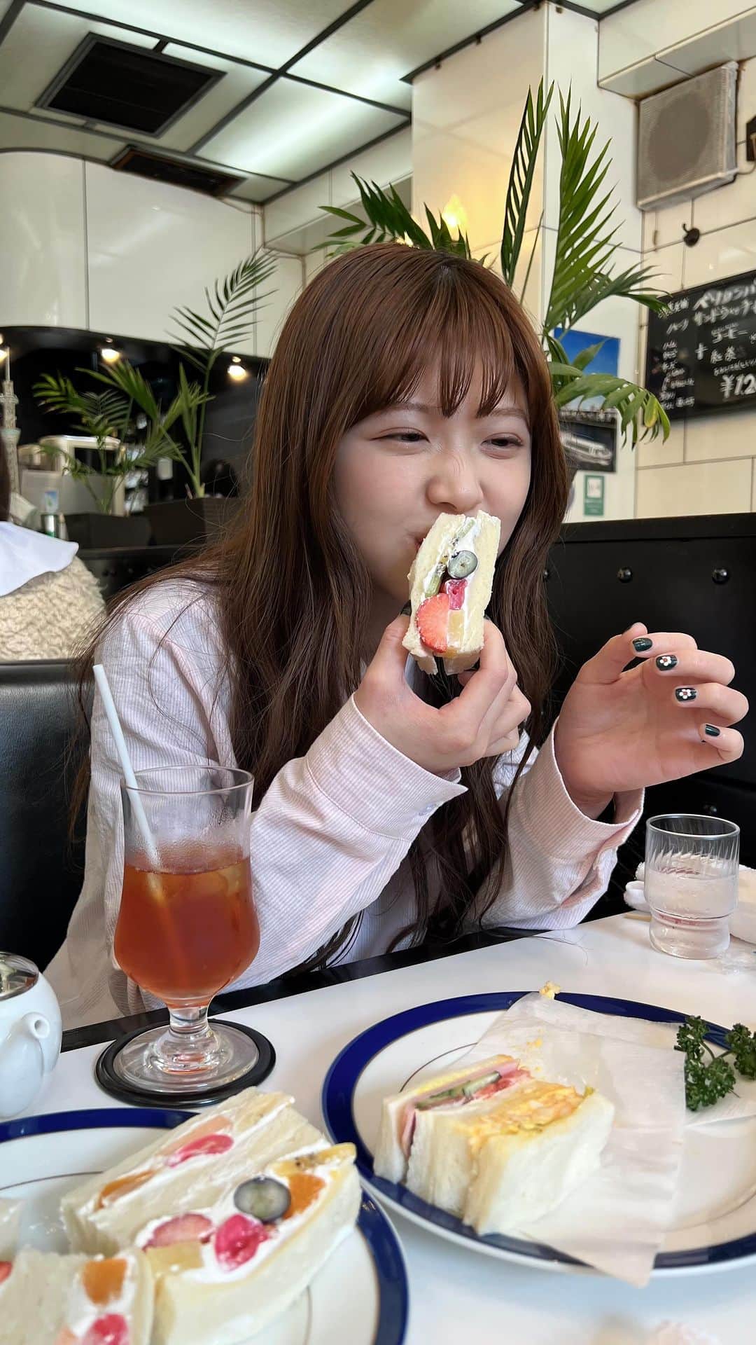 門脇更紗のインスタグラム：「ポストカードの撮影のときの！ 食べるのむずぅ、 口についてるな😵‍💫美味しかったよー！  #浅草 #フルーツサンド #サンドイッチ #喫茶店 #カフェ」