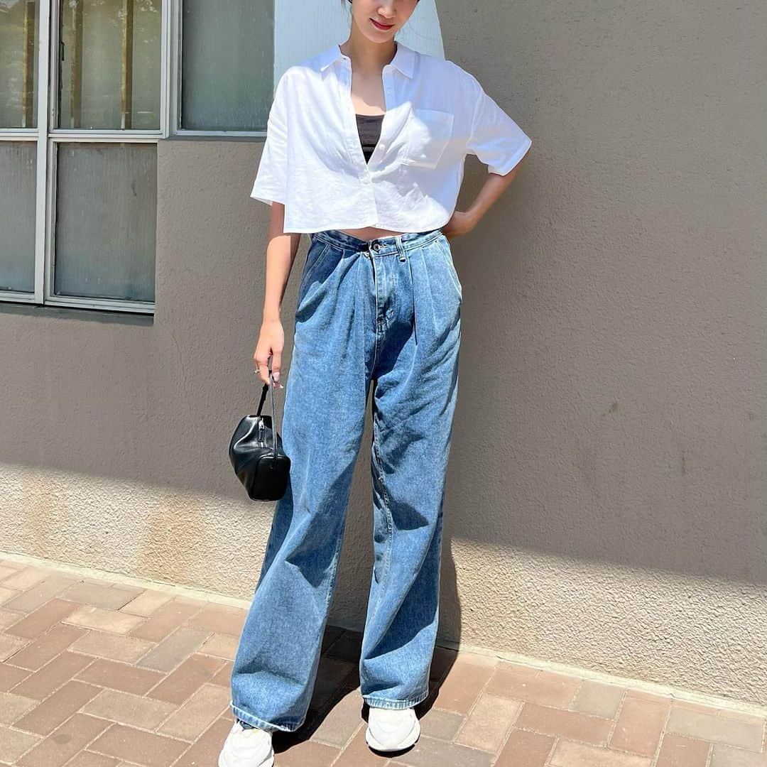 Nagiのインスタグラム：「クロップド丈のシャツを探してて GUで見つけた✨  裾がまっすぐじゃないのが欲しくって これ！ってなった☺️  インナーもGUのキャミソール これは3色持っててめちゃくちゃ使ってる👏🏻  tops.inner. #gu bottom. #dholic bag. #therow  shoes. #lacoste   . . #code#fashion#コーデ#ファッション#シンプル#カジュアル#カジュアルコーデ#ジーユー」