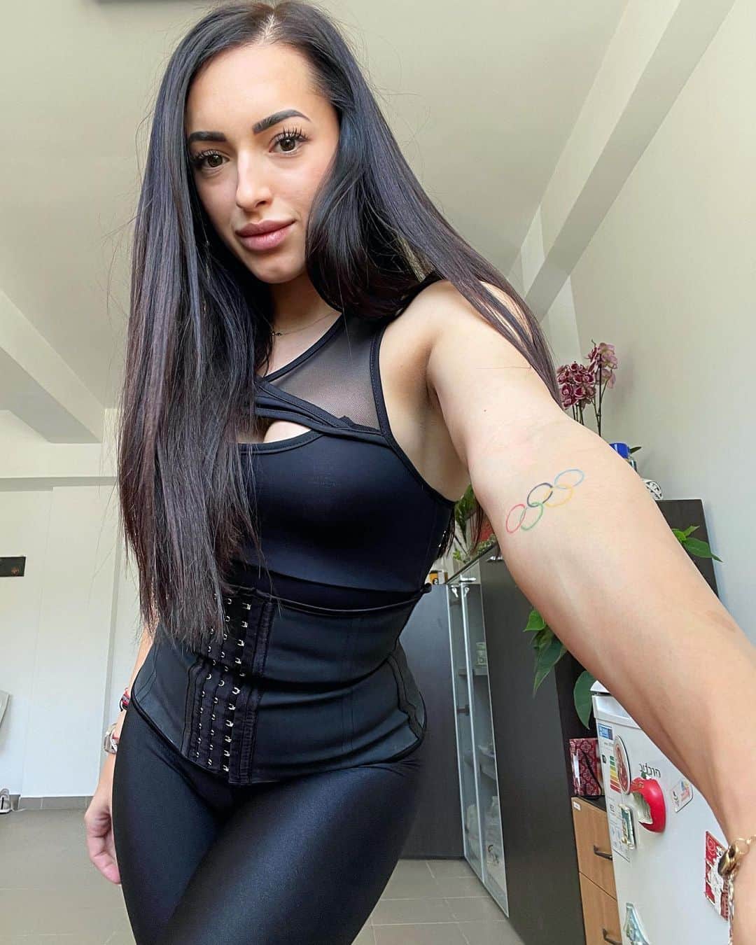 ラリサ・ヨルダケのインスタグラム：「Focus on the step in front of you , not the entire staircase 🤍」