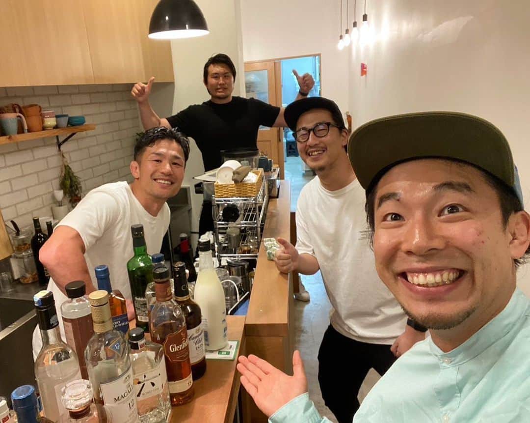 真壁伸弥さんのインスタグラム写真 - (真壁伸弥Instagram)「鎌倉で皆んなでカフェ&ウイスキー立ち飲み屋開催。 誰もわからないコーヒー作り、その場創作カクテル、ホットアイスラテ。。。 そして思った以上のインバウンドに焦る緊張感。 でも最後はウイスキーイベントもちゃんと到達出来て、オモロい1日だった。 Hikaruチームありがとうございました。 また、来てくださった方々もありがとーございました！」5月2日 19時34分 - makaberian5