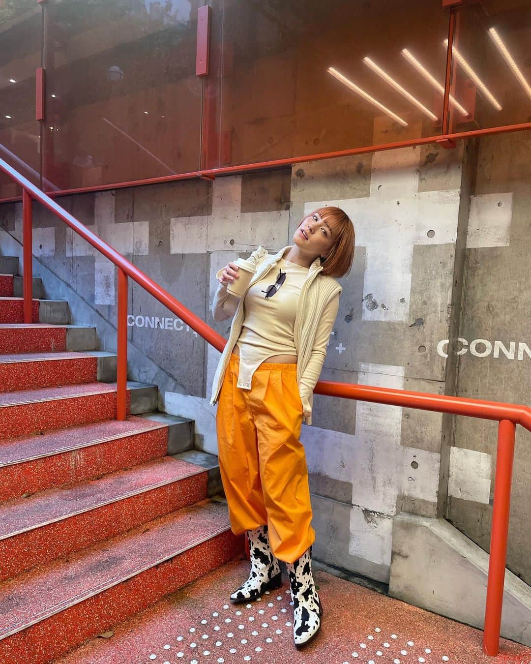 ステファニーのインスタグラム：「🐄🍊🥨 先日の私服です。 ちょいと派手めな感じでよろしくどうぞ。 #love #fashion #outfit #低身長コーデ」