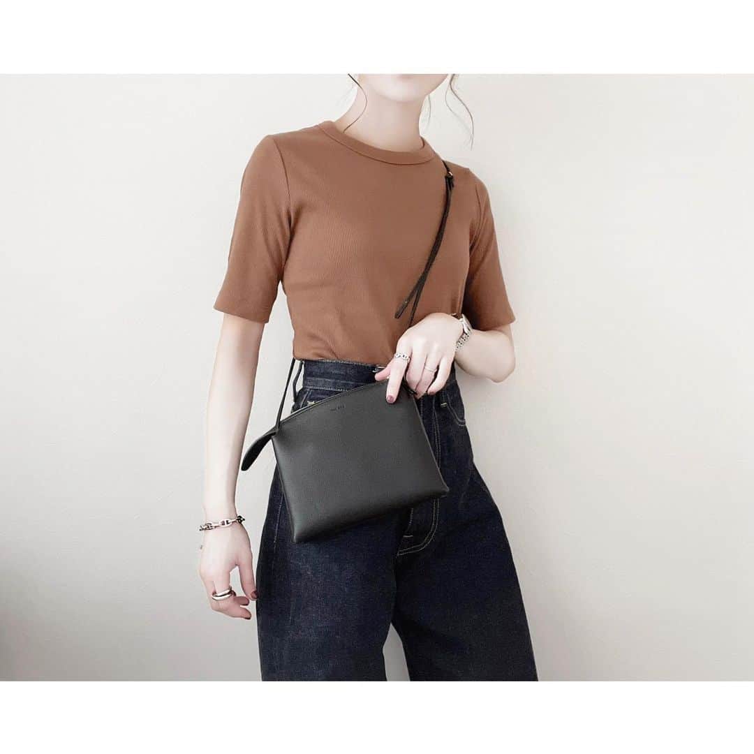 kumiのインスタグラム：「today's👒 もうすっかり半袖なこの頃。  @uniqlo のリブクルーネックT、 こっくりブラウンに一目惚れ🌰  シルエットも綺麗○ 値下げしてたし色違いで欲しくなる〜💐＊  #uniqlo#therow#hermes#tudor#tudorwatch   #ユニクロ#ザロウ#エルメス#チューダー#シンプル#プチプラ#大人カジュアル#デニムコーデ#ママコーデ」