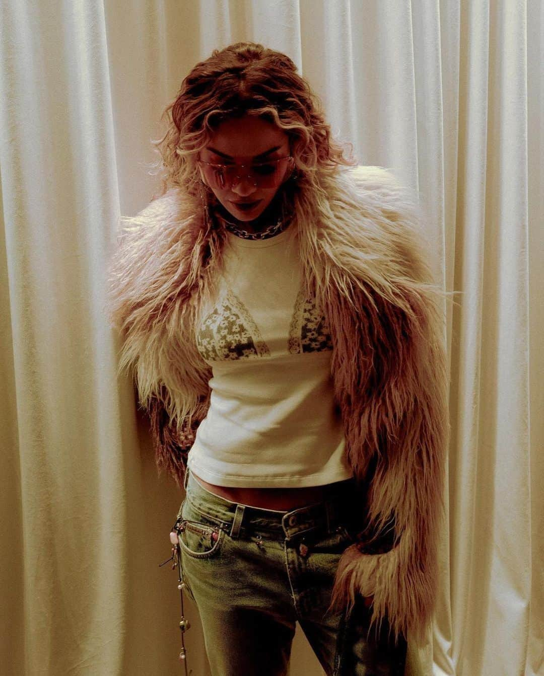 エムエスジーエムのインスタグラム：「@RITAORA wears the #MSGM tank top w/ printed lace bralette from our #MSGMSS23 Women’s collection — available in stores🤍 @MassimoGiorgetti」