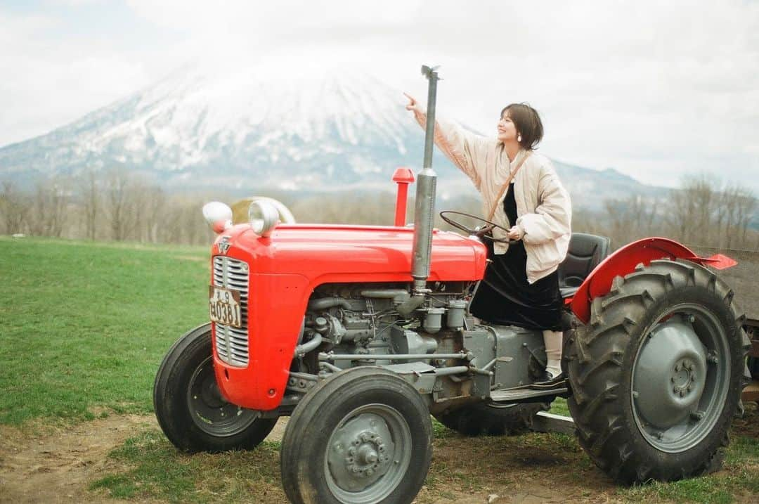 こばしり。のインスタグラム：「4日間、北海道に行ってました🥛  函館は美味しい物が多くて多分1日5食は食べてた、のにまだまだ食べきれてなくて悔いでした🍔🦀  活イカと夜景も存分に堪能出来なかったからまたいつかリベンジしたい💨💨 とにかく優しい人も多いし、美味しい物は多いし良い街でした💭🗻  そして、ラッキーピエロのチキンバーガーが食べれた🍔 罪深く美味しすぎる味でした(ハマった) やきとり弁当も大沼公園のみたらし団子も食べた🍡  北海道の美味しいもの全部食べさせてくれるプラン組んでくれた友達に大感謝な旅でした！！🥬」