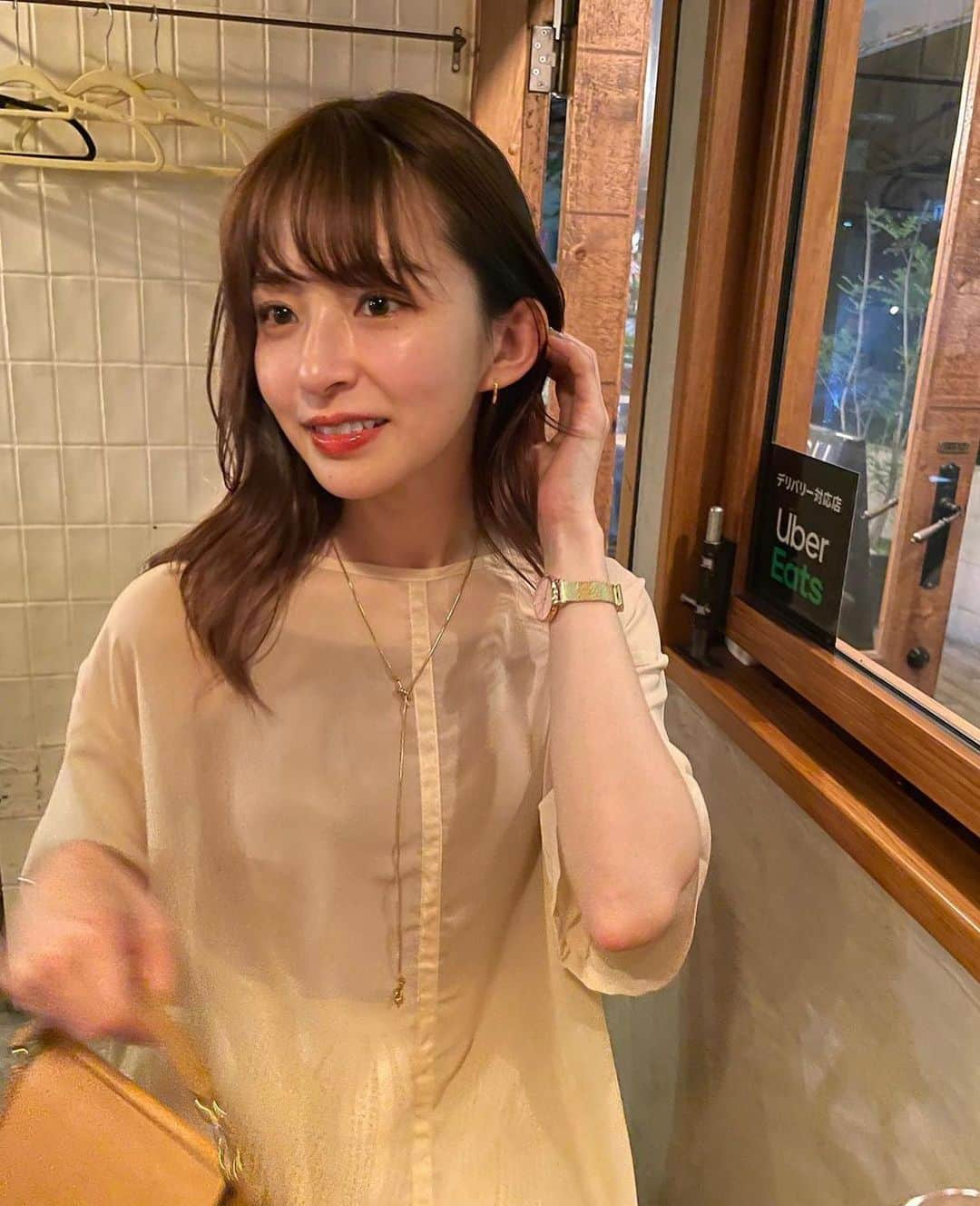 moca さんのインスタグラム写真 - (moca Instagram)「✓HIT ITEM . No:10007491 オーバーシアートップス (light beige/light brown/olive/black) . メンズライクなオーバーサイズで仕上げたシアートップス。 センターラインの切り替えで縦のラインを強調することですっきり見えするディティールがポイントです。 シフォンのような軽い質感なのでベールのような淡い透け感が上品で、チクチク感のないストレスフリーな着心地です。」5月2日 19時50分 - selectmoca