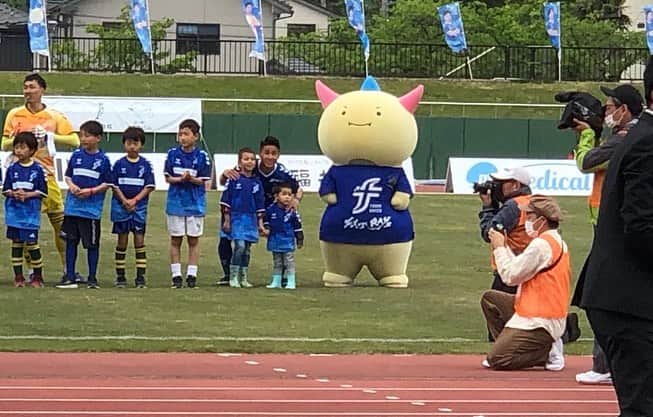 北脇健慈さんのインスタグラム写真 - (北脇健慈Instagram)「初めて甥っ子たちと入場することができました☺️  一緒に入場できて嬉しかったな。 いつもずっと喋ってるのに、このときだけは入場前から静かにしてたね。緊張してたのかな？笑  またいつか一緒に入場できるように、まだまだ自分自身頑張ります。  #福井ユナイテッド #fukuiunited  #北脇健慈  #甥っ子  #tio  #sobrinos  #はぴりゅう」5月2日 19時42分 - kenjikitawaki