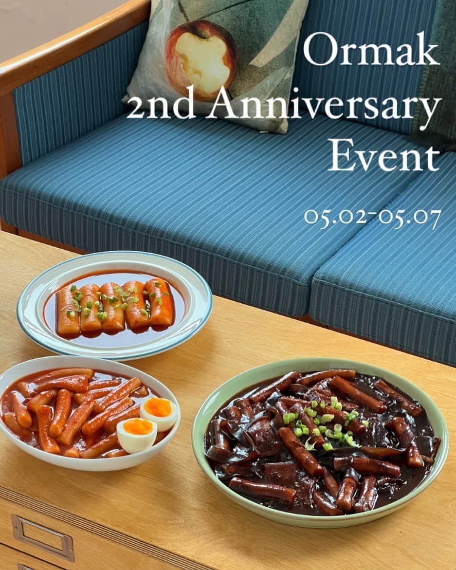 ソン・ファミンのインスタグラム：「오늘 오르막이 2주년을 맞이했어요🥂  일주년이 엊그제 같은데 새삼 시간이 참 빠르네요.. 제가 좋아하는 음식을 함께 공유할 수 있다니 전 정말 복받은 사람입니다 2년동안 같이 오르막길 달려줘서 감사합니다! 🫶  이벤트가 있으니 읽어봐주세요👩‍🍳  ✔️이 게시물에 댓글로 '오르막 2주년 축하해' 라고 남겨주신 분 ✔️오늘 매콤짜장이 재입고 되었어요. 5월7일까지 떡볶이 구매해주신 분 ✔️스토어팜 후기 리뷰 써주신 분   총 3분을 추첨하여 <캠핑 의자+ 캠핑 테이블+ 오르막 떡볶이> 를 선물로 드려요  캠핑가서 맛있게 드셔주세요..   ✔️그리고 오늘부터 5월 7일까지 25,000원 이상 구매시 무료배송이 적용됩니다   할머니될때까지 맛있는 떡볶이 많이많이 만들게요 다시 한번 감사드립니다  *구매는 프로필 링크 통해 가능합니다 *배송은 5월8일 부터 순차적으로 출고됩니다」