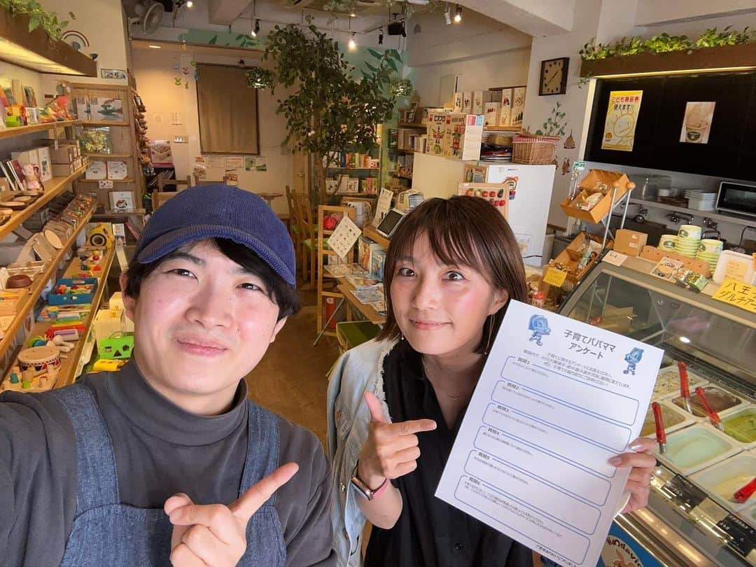 細田阿也さんのインスタグラム写真 - (細田阿也Instagram)「@woodayice_toy  @woodayice  @woodayice_gelato   #三軒茶屋 にある おもちゃ屋さん　 #ウディック さん！  @setagayadream834  #世田谷ドリームプロジェクト　 #せたまち散歩　にて取材させて頂いたご縁もあり  等々力陸上競技場　で ジュビロ側ゴール裏にてご縁繋がり😆  ご家族ジュビロサポーターさんと知り嬉しかったのが懐かしい♡  しかも 昌代さんとウディックさん取材後に合流し 見せて頂いた玩具が #浜松 の玩具メーカー @shaool_official と知り感動し、伺ってみたいと思っていた中  @jubiloiwata.official  #ジュビロで繋がろうプロジェクト🤝  として  GW期間イベント開催する旨ご連絡いただき☺️  タイミングよく #三茶 打ち合わせの前に ご挨拶に行かせていただきました！  ここ、浜松？磐田？って会話を 東京でする嬉しさ笑  色味も可愛くあたたかみのある知育や心を育む木製玩具など品揃え豊富で 最近　#出産祝い 探してたのでウディックさんで選べばよかったです🥹🤍 また #誕生日祝い に🎂  @hub_baba.ekinishi  #hub高田馬場　さんで観戦もされるらしく ジュビロサポーターの聖地で出逢い合流もあるようで 皆さんも駆けつけてくれるとか！  #サックスブルー のジェラート美味しかったー🥹🩵  何より浜松、磐田の太陽のようなあたたかみあるお優しい人柄に癒されました🥹  なにより 三茶にベビー、キッズスペースがあるカフェだなんて至れり尽くせりじゃない！  息子つれて伺いますし！ スタジアムにて ご家族にお会いできること楽しみにしています🥹」5月2日 19時45分 - hosodaaya