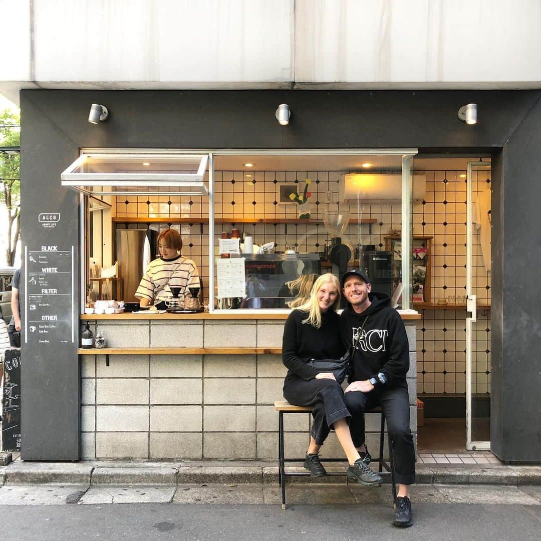 ABOUT LIFE COFFEE BREWERSさんのインスタグラム写真 - (ABOUT LIFE COFFEE BREWERSInstagram)「【ABOUT LIFE COFFEE BREWERS 道玄坂】 We're grad to see you again team @koppi_roasters !!!🤲 So many oversea friends come ALCB Dogenzaka. Enjoy Tokyo!!!☕️✨  ALCBやONIBUS COFFEEと親交の深いスウェーデンのコーヒーロースター @koppi_roasters でも働いていたスタッフが寄って下さいました！🇸🇪✨ 海外のコーヒーフレンズたちにも再開出来てとても嬉しい限りです！🙏 東京を楽しんでー！🤲  🚴dogenzaka shop 9:00-18:00(weekday) 11:00-18:00(weekend and Holiday) 🌿shibuya 1chome shop 8:00-18:00  #aboutlifecoffeebrewers #aboutlifecoffeerewersshibuya #aboutlifecoffee #onibuscoffee #onibuscoffeenakameguro #onibuscoffeejiyugaoka #onibuscoffeenasu #akitocoffee  #stylecoffee #warmthcoffee #aomacoffee #specialtycoffee #tokyocoffee #tokyocafe #shibuya #tokyo」5月2日 19時46分 - aboutlifecoffeebrewers