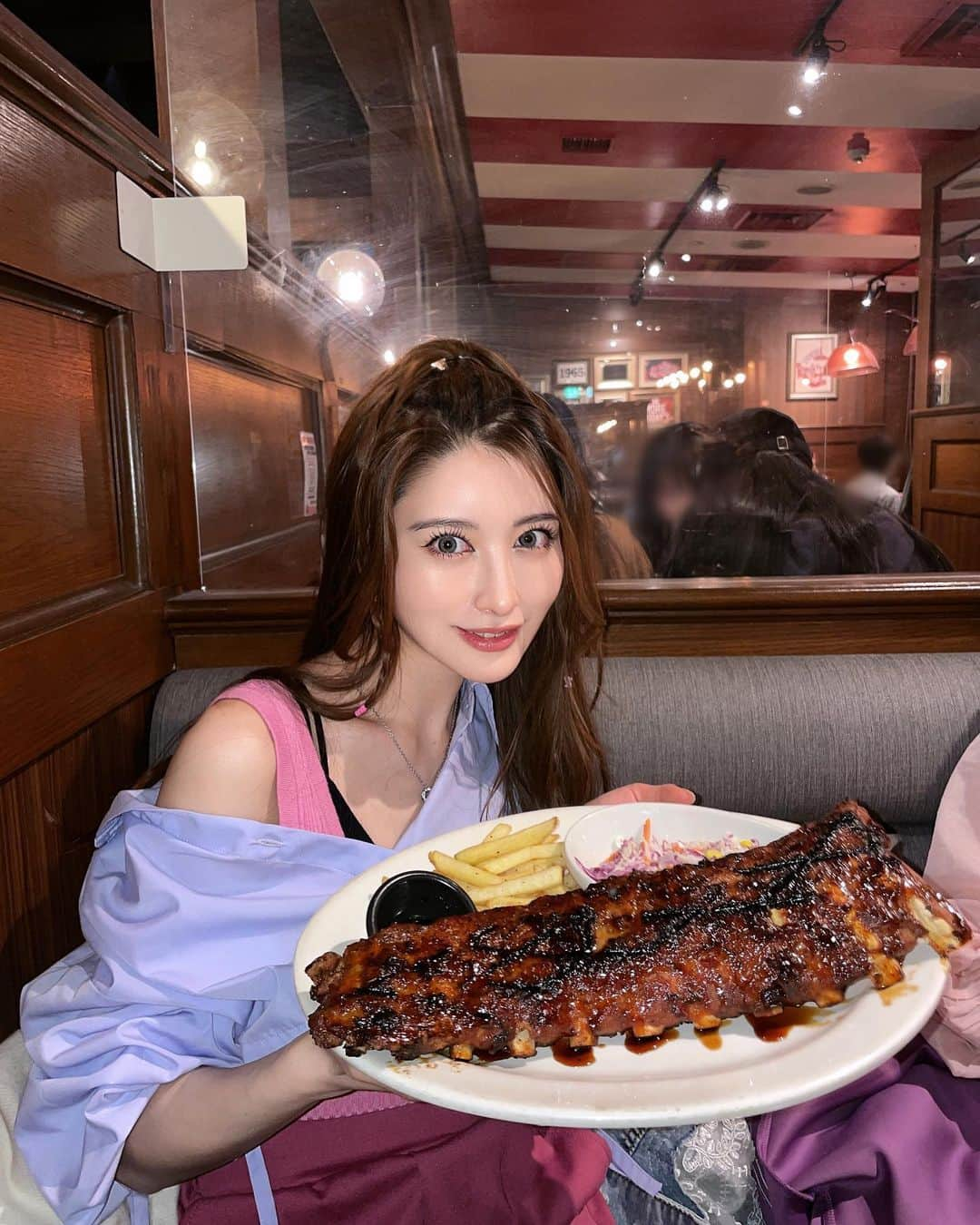 相沢みなみさんのインスタグラム写真 - (相沢みなみInstagram)「I looove American food!!🇺🇸 I had dinner at #fridays 🍽️💈❤︎ BBQ spareribs are my favorite! & the brownie was really good with chewy texture!!🍫🍨 . 久々に #フライデーズ でディナー🇺🇸🍽️ 大好物のBBQスペアリブをお腹いっぱい食べれて幸せすぎた…🥓💕しかもここのブラウニーがチューイー系でどタイプすぎ🍫🍨 . #americanfood #america  #foodporn #アメリカ料理 #スペアリブ  . #相沢みなみ  #minamiaizawa」5月2日 19時47分 - epoint2016