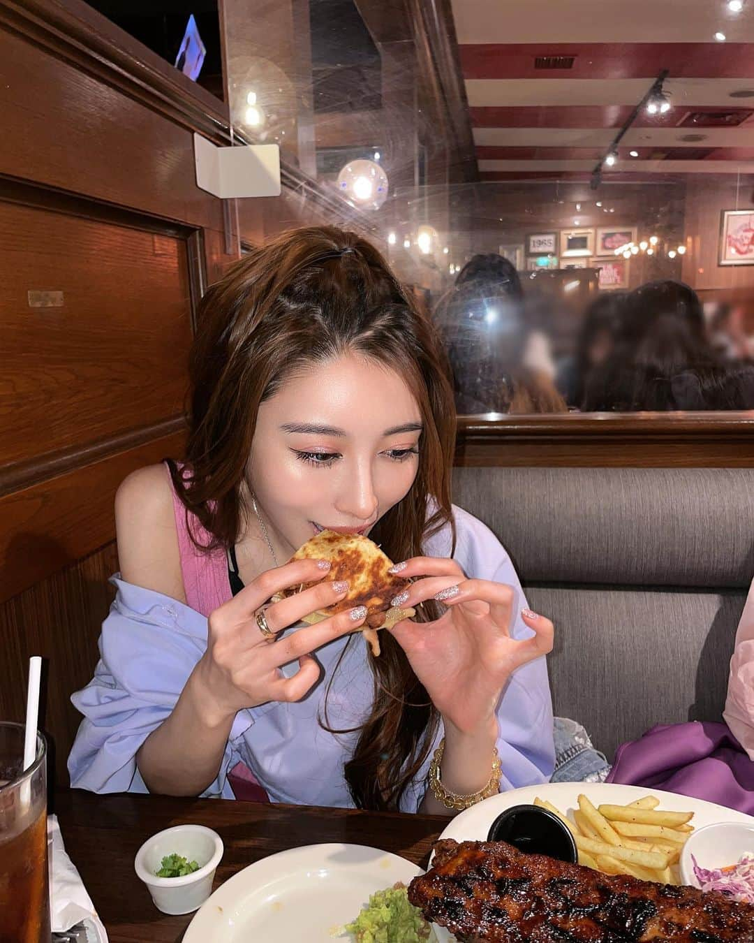 相沢みなみさんのインスタグラム写真 - (相沢みなみInstagram)「I looove American food!!🇺🇸 I had dinner at #fridays 🍽️💈❤︎ BBQ spareribs are my favorite! & the brownie was really good with chewy texture!!🍫🍨 . 久々に #フライデーズ でディナー🇺🇸🍽️ 大好物のBBQスペアリブをお腹いっぱい食べれて幸せすぎた…🥓💕しかもここのブラウニーがチューイー系でどタイプすぎ🍫🍨 . #americanfood #america  #foodporn #アメリカ料理 #スペアリブ  . #相沢みなみ  #minamiaizawa」5月2日 19時47分 - epoint2016