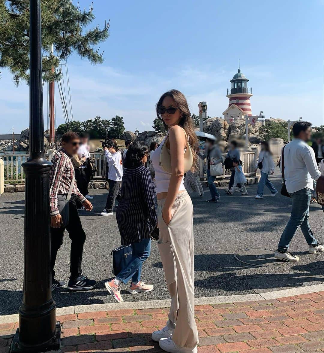 道端アンジェリカのインスタグラム：「🐭🐭🐭🐭  タワーオブテラーってあんなに怖かったっけ？ 楽しすぎて2回乗った❤️ 一番好きなのはソワリンです❤️  そして、ずっと左の肩でハンドバッグ持ってたらハンドバッグ焼けしてた🙋‍♀️ そしてこの日朝からタンクトップだったのは私だけでした。w 友達に寒くないのか心配されましたが、寒くないよと寒イボを立たせながら言い返しました😊 昼に太陽が出てきてまじで安心しました。」