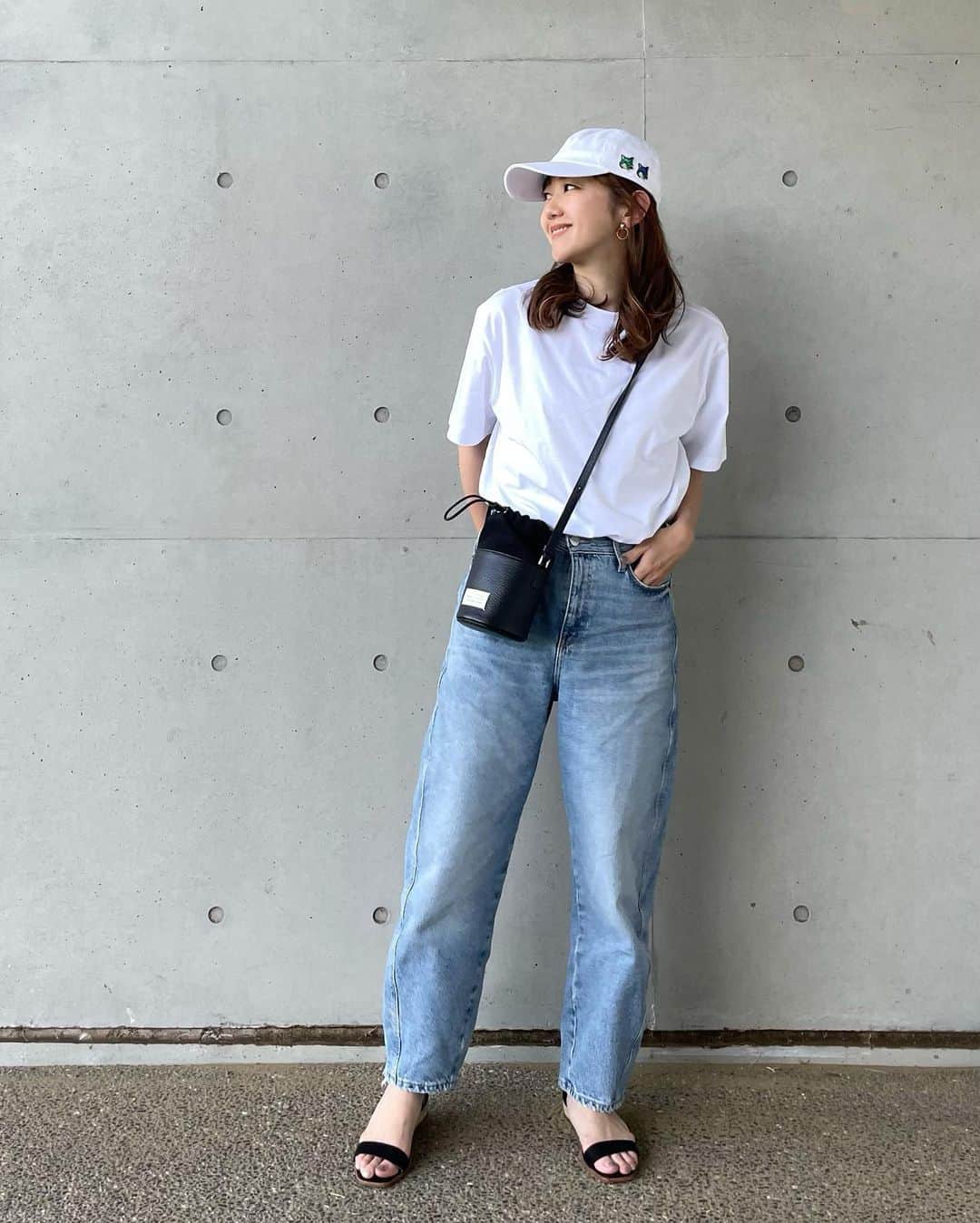 hanadako_gardenさんのインスタグラム写真 - (hanadako_gardenInstagram)「今日のYouTube撮影終わりのコーデ☺︎ 撮影に大量の服を持っていくので、帰りはその中から一番楽ちんな服を着て帰ってくるんだけど。 今日はこんなシンプルコーデになりました🫢  @uniqlo_jp の白Ｔは今年も新調！ 一番使えるエアリズムはレディースの #エアリズムコットンT にしたよ✨  メンズ（男女兼用）のエアリズムコットンオーバーサイズTに似てるけど、メンズは少しだけ黄味がかってたからレディースの方にしました👌  jeans ▷ @zara  cap ▷ @maisonkitsune  bag ▷ @maisonmargiela  sandals ▷ @pellico_sunny   #uniqlo#ユニクロ#ユニクロ購入品#zara#maisonmargiela#maisonkitsune#pellicosunny#カジュアルコーデ#デニムコーデ#プチプラ#プチプラコーデ#30代コーデ#30代ファッション#骨格ナチュラル#ブルベ夏」5月2日 19時51分 - hanadako_garden