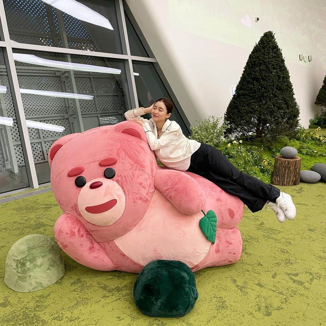 のインスタグラム：「韓国にいます✈️🇰🇷  ピンクのクマ発見🐻」