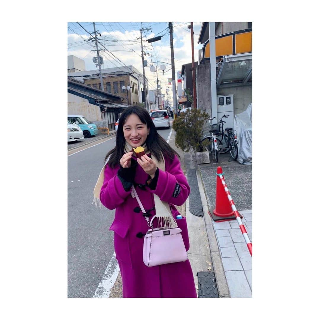 のインスタグラム：「5月に入りました🌱 いかがお過ごしですか？  さて、今月18日19時からオンラインファンミーティングを開催する事になりました🎉  久しぶりに色々とお話させて頂けることがとても楽しみです。  ご質問も募集しているので、どしどしご応募下さい！  なんの脈絡もなく、季節感もないですが、お正月に焼き芋を食べている写真です。 美味しかったなぁ✨ 父が撮ってくれました🍠  ぜひごゆるりと覗きに来てくださいね🍵  #5月18日木曜日 #19時(予定)です✍️」