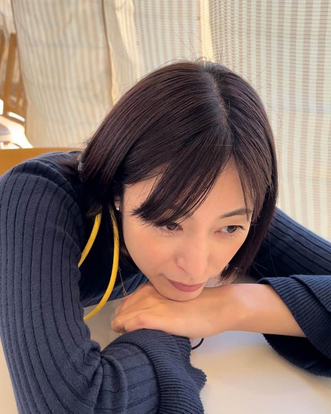 青山倫子のインスタグラム：「_ ちょいと間があいてしまってすみません。 ゴールデンウィーク、いかがお過ごしですか？ のんびりできていますか？ お仕事ですか？  今年のゴールデンウィークは街が賑わっていますね。 やっと戻ってきた日常に、 街に出ているたくさんの人を眺めては 笑顔になって幸せを感じたりしている今日この頃です。 でも空いていることに慣れてしまったのか、 人が多くて右往左往してみたり。 それもまた面白い。 日常のありがたさをたくさん噛み締めて、 にんまりしています。  これからたくさんの楽しいことや幸せなことが待っていますように。 素敵なゴールデンウィークをお過ごしください！  #青山倫子 #日常 #ありがたい #幸せを感じるね #気づけば #ゴールデンウィーク #素敵なゴールデンウィークをお過ごし下さい」