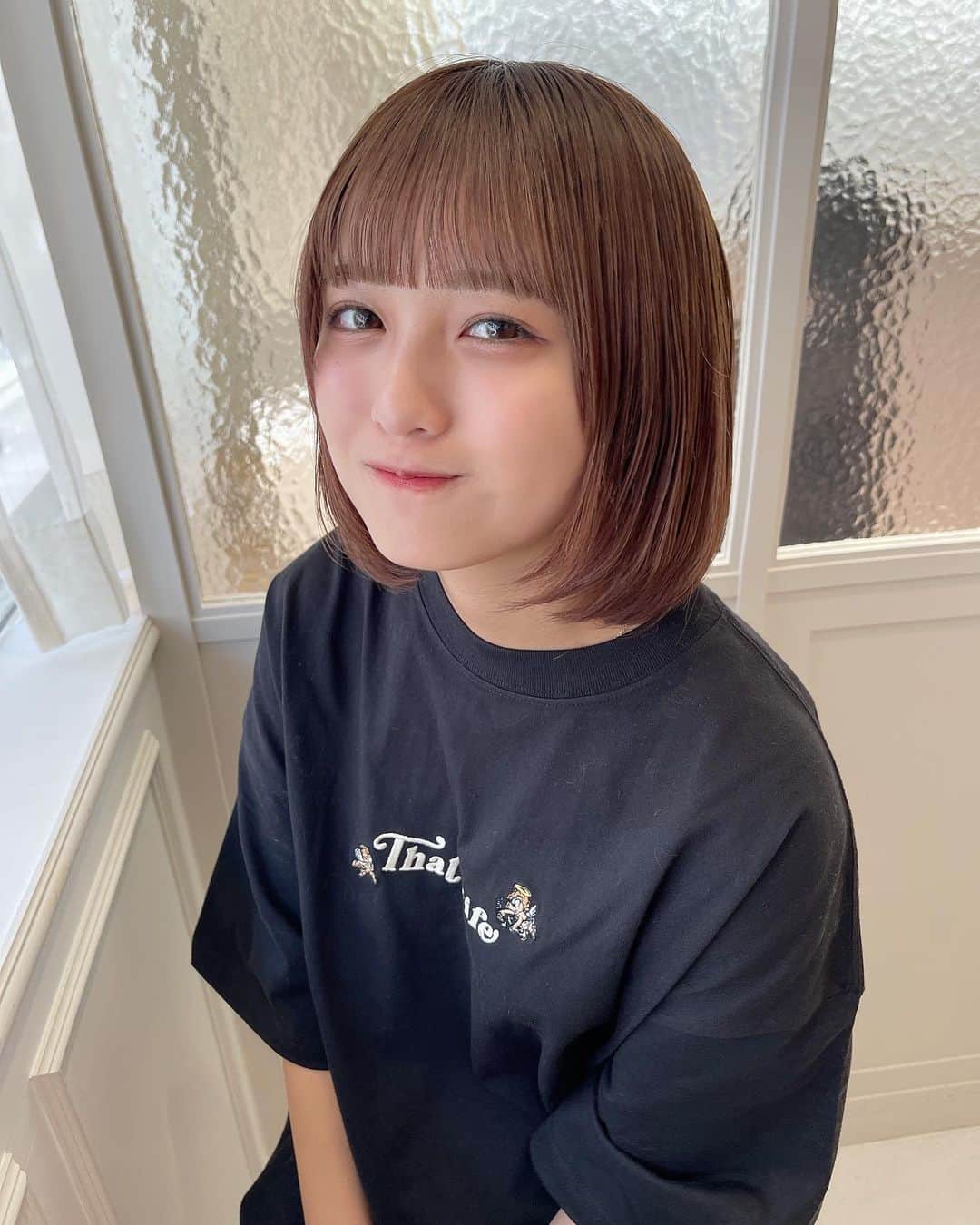 あみち。さんのインスタグラム写真 - (あみち。Instagram)「ちょこんとあみちですっ  今日は　@une_fleur_ryoko さんにカーボキシーしてもらって　@yamamote_land さんに前髪ちょっと切ってもらったあ🫶🏼🫶🏼」5月2日 20時06分 - ami_._._suzuki