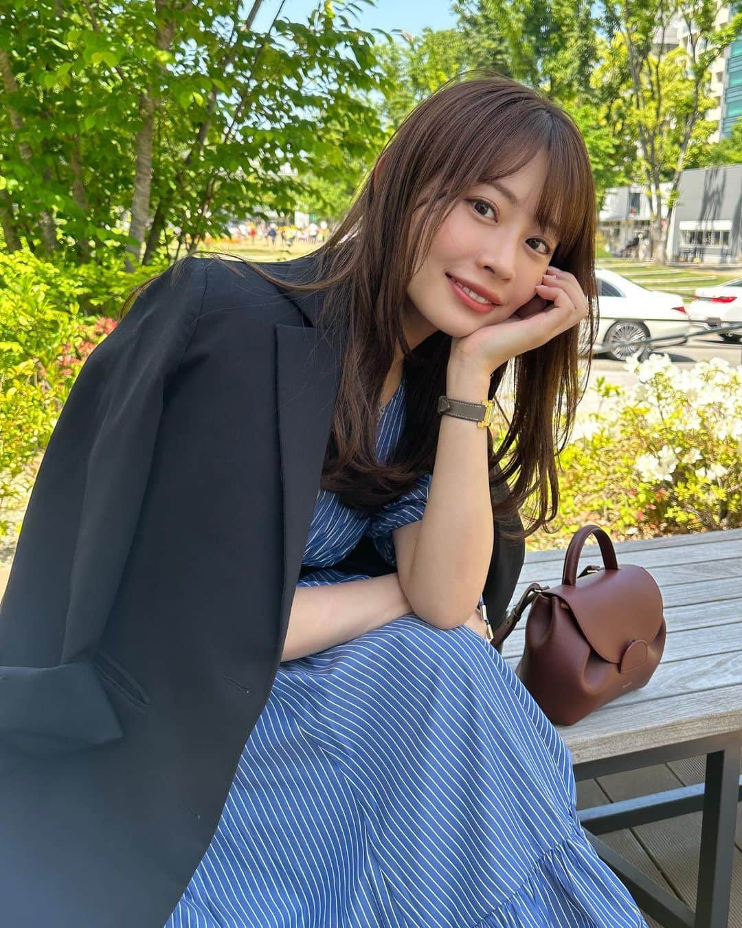 高木由梨奈のインスタグラム：「夏に向けて最近ゲットした @naturalbeautybasic_official のワンピース👗 今はまだ肌寒いけど、早く着たくてジャケット合わせてみた☺️🫶 ウエストゆるめなのにシルエット綺麗🥺 これからめちゃくちゃ大活躍の予感🩷  #骨格ストレート #春コーデ #春夏コーデ  #ワンピースコーデ #今日の服」