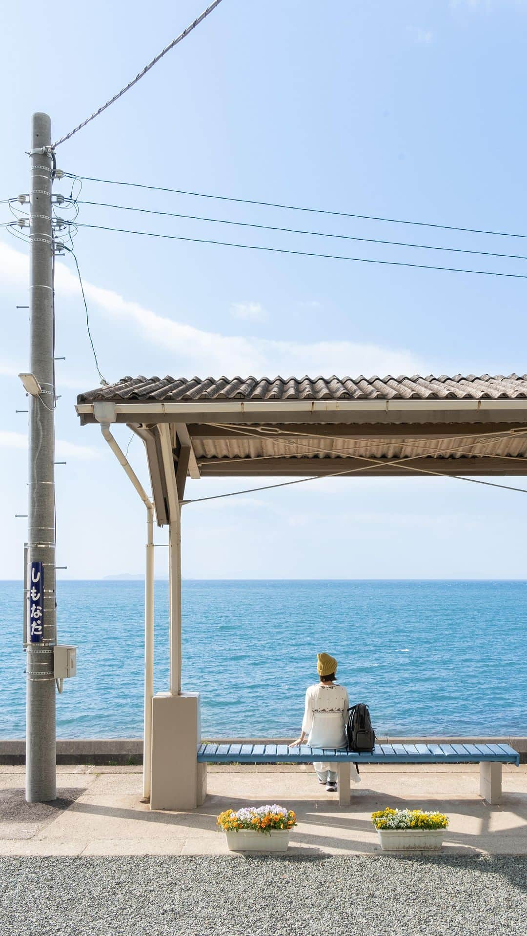 詩歩のインスタグラム：「The train comes only once every two hours or so. It is also a luxurious time to wait while relaxing and enjoying the view of the Seto Inland Sea. #Shimonada Station, an unmanned station, is accessible from Matsuyama Station which is close to famous #Dogoonsen hotspring.  列車は２時間に１本くらいしか来ないけれど。 ぼーっと瀬戸内海を眺めながら待つ、そんな時間もまた贅沢なのでした。  青春18きっぷのポスターでも有名なJRの無人駅 #下灘駅 。 #道後温泉 にも近い松山駅から片道２時間弱でアクセス可能です。  アクセス情報はこちら @iyokannet  https://www.iyokannet.jp/spot/3580  3年連続で愛媛県さんとお仕事させていただいてます🍊県内の写真はこのタグでまとめてます→ #詩歩のえひめ旅  📷 26th April 2023  📍愛媛県 JR下灘駅 📍JR Shimonada station, Ehime Japan  #shiho_ehime   ©︎Shiho/詩歩」