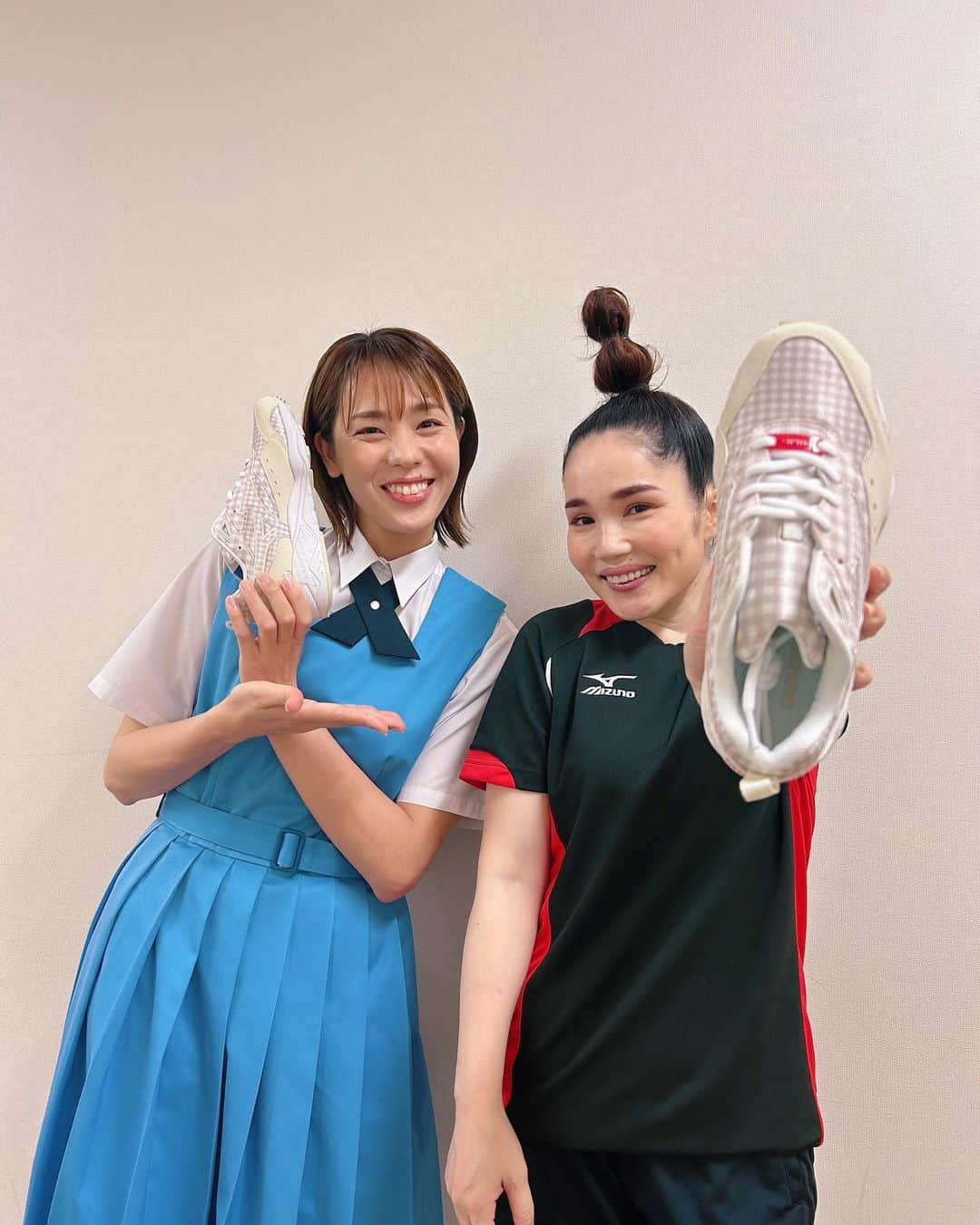 平野ノラさんのインスタグラム写真 - (平野ノラInstagram)「収録にて迫ヤンから👟💘MIZUNO×MILKFED. のスニーカーをラブアタック🫶いただきました🏐💘 めちゃくちゃきゃわいい🍪💘 迫ヤンありがとう🫰🏻🫰🏻🫰🏻 いつの時代もMIZUNO！ ふりむけばMIZUNO！ そしてこれから迫ヤンの快進撃がはじまるね🤭ふふふ  #迫田さおり  #mizuno  #milkfed  #ありがとうございました #迫ヤン #平野ノラ #バレーボールがやりたい」5月2日 20時00分 - noranoranora1988