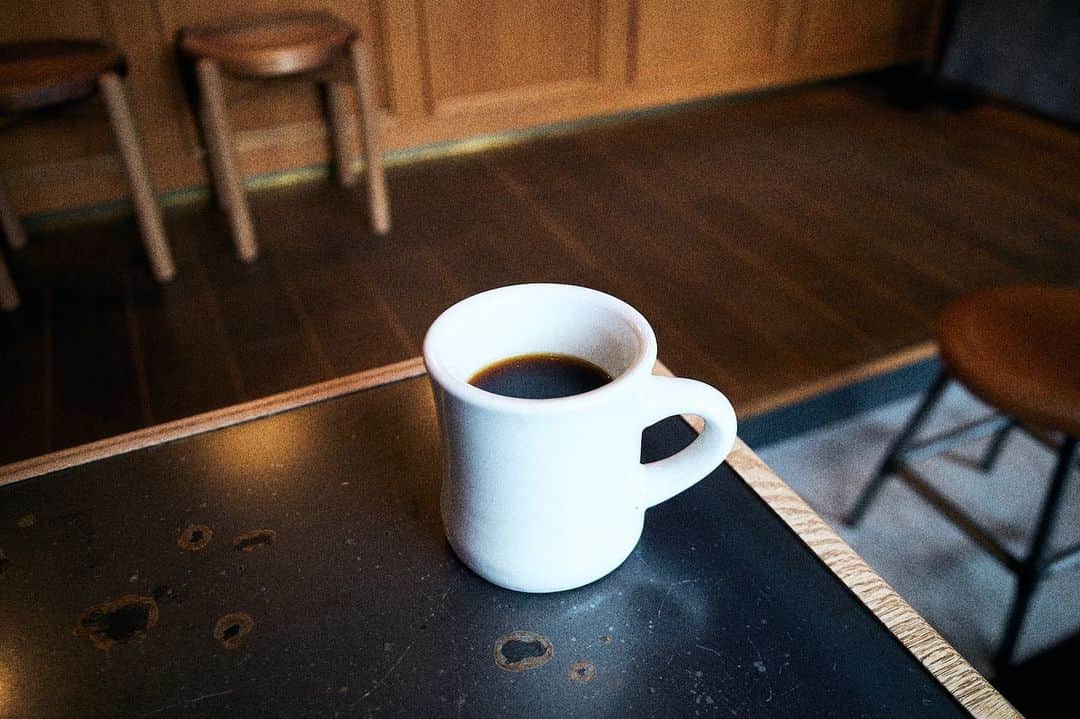平岡佐智男のインスタグラム：「松山の思い出。SPOT COFFEE STANDさんは松山三越の近く。 お昼コンビニで食べてこちらでコーヒーを飲む、という昼休憩でした。 お店の奥にいい感じのテーブル席があったのでお友達と行く機会がありましたら、そこ狙ってみて  #コーヒー #珈琲 #松山 #松山カフェ #松山喫茶店 #coffeestand  #gr3 #ricohgr3 #ricoh #photo #camera #snapshots #coffeephotography」