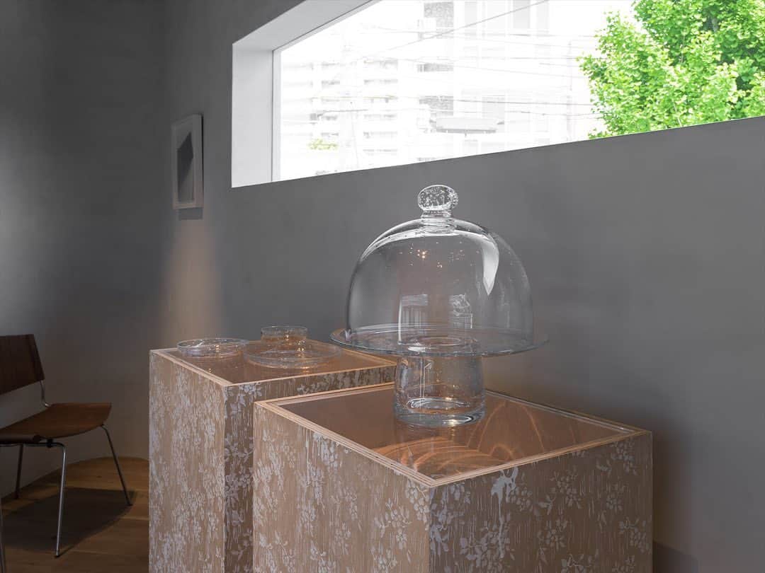 ARTS&SCIENCE official accountさんのインスタグラム写真 - (ARTS&SCIENCE official accountInstagram)「・ 三嶋りつ惠 - a casa mia -  ヴェネツィア・ムラーノ島のガラス職人とのコラボレーションでガラス作品を制作する三嶋りつ惠の作品展を、京都・CORNERにて5月7日(日)まで開催中です。  通常はアートピースを軸とした制作活動が中心ですが、 今年20周年を迎えるA&Sのために「日常でつかう」ガラスの作品を特別に試みていただきました。ボウルやプレート、グラスなど、いずれも実用的な道具として、日々の暮らしを豊かにしてくれる品々です。たくさんの方々にご覧いただければ幸いです。  この“a casa mia”の試みは年内まで続き、一部の作品はA&Sに展示され、販売およびオーダーを承ります。  三嶋りつ惠 - a casa mia - CORNER 2023.4.28 (Fri.) - 5.7 (Sun.) 11:00 - 19:00  関連展示 三嶋りつ惠 「祈りのかたち」 シュウゴアーツ @shugoarts 2023.4.22 (Sat.) - 5.27 (Sat.) 日月祝休廊 / Closed on Sunday, Monday, and Public Holidays  *写真は展示初日の様子です。現在は完売している作品もございます。予めご了承ください。  @arts_and_science  詳細はWEBサイトにてご覧いただけます。プロフィールのURLからご覧ください。 For more details, tap the link in our bio.  イベントの詳細についてのお問い合わせは開催店舗、またはWEBサイトのコンタクトフォームよりご連絡ください。 For shop event inquiries, please contact our shops directly or use our contact form from our oﬃcial web page.  #三嶋りつ惠 #ritsuemishima #artsandscience #cornerbyartsandscience #kyoto」5月2日 20時00分 - arts_and_science