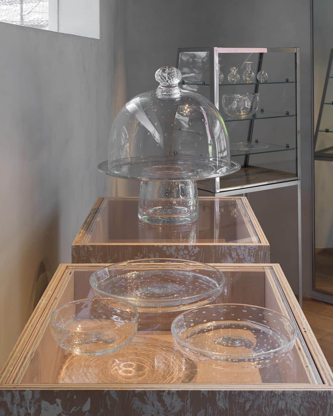 ARTS&SCIENCE official accountさんのインスタグラム写真 - (ARTS&SCIENCE official accountInstagram)「・ 三嶋りつ惠 - a casa mia -  ヴェネツィア・ムラーノ島のガラス職人とのコラボレーションでガラス作品を制作する三嶋りつ惠の作品展を、京都・CORNERにて5月7日(日)まで開催中です。  通常はアートピースを軸とした制作活動が中心ですが、 今年20周年を迎えるA&Sのために「日常でつかう」ガラスの作品を特別に試みていただきました。ボウルやプレート、グラスなど、いずれも実用的な道具として、日々の暮らしを豊かにしてくれる品々です。たくさんの方々にご覧いただければ幸いです。  この“a casa mia”の試みは年内まで続き、一部の作品はA&Sに展示され、販売およびオーダーを承ります。  三嶋りつ惠 - a casa mia - CORNER 2023.4.28 (Fri.) - 5.7 (Sun.) 11:00 - 19:00  関連展示 三嶋りつ惠 「祈りのかたち」 シュウゴアーツ @shugoarts 2023.4.22 (Sat.) - 5.27 (Sat.) 日月祝休廊 / Closed on Sunday, Monday, and Public Holidays  *写真は展示初日の様子です。現在は完売している作品もございます。予めご了承ください。  @arts_and_science  詳細はWEBサイトにてご覧いただけます。プロフィールのURLからご覧ください。 For more details, tap the link in our bio.  イベントの詳細についてのお問い合わせは開催店舗、またはWEBサイトのコンタクトフォームよりご連絡ください。 For shop event inquiries, please contact our shops directly or use our contact form from our oﬃcial web page.  #三嶋りつ惠 #ritsuemishima #artsandscience #cornerbyartsandscience #kyoto」5月2日 20時00分 - arts_and_science