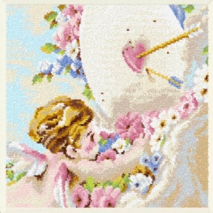 フェイラー（FEILER）さんのインスタグラム写真 - (フェイラー（FEILER）Instagram)「【「ルーヴル美術館展　愛を描く」とのコラボレーション商品『ラシーブルダムール』ハンカチを2023年5月3日(水・祝)より発売！】  「ルーヴル美術館展 愛を描く」とのコラボレーション商品『ラシーブルダムール』のハンカチを、5月3日(水・祝)より、六本木・国立新美術館「ルーヴル美術館展」会場内特設ショップ、フェイラー銀座本店にて発売いたします。  💘デザイン紹介 『LA CIBLE DAMOUR(ラシーブルダムール)』 日本テレビ「夜バゲット」でMCを務める川畑一志アナウンサー、郡司恭子アナウンサーが監修。 「ルーヴル美術館展　愛を描く」に展示されているフランソワ・ブーシェ《アモルの標的》から着想したキューピッドをモチーフにしたハンカチです👼  💘商品紹介 ■ハンカチ 各￥2,970(税込) 約縦25×横25cm 画像1枚目：アイボリー×青(ブルー) 画像2枚目：アイボリー×黄(アイボリー) ※オリジナル箱入り ドイツ・シュニール織のコットン100％のハンカチです。ハンカチの縁どりのカラーは、ブルーとアイボリーの2色をご用意いたしております。  💘発売日 2023年5月3日(水・祝)発売 ※ご予約は承っておりません。  💘販売店 ◆六本木・国立新美術館 1E「ルーヴル美術館展 愛を描く」会場内特設ショップ(～2023年6月12日(月)) 東京都港区六本木7-22-2 ◆フェイラー銀座本店 東京都中央区銀座4-4-1 ※フェイラー銀座本店でのご予約、発売後のお取り置き、代引き配送は承っておりません。 ※フェイラー銀座本店では、混雑状況により販売方法が変更になる場合がございます。 ※フェイラーでは、フェイラー銀座本店以外のショップでの販売はございません。 ※「ルーヴル美術館展」は、5月8日（月）以降は、全てのチケットが事前予約（日時指定）不要となります、詳しくは展覧会公式HPをご確認ください。  💘購入点数制限 お一人様各1点までのご購入とさせていただきます。 ※ご購入点数制限は、一定期間経過後に解除させていただく場合がございます。 ※販売数には限りがございますので、売切れの場合がございます。   #フェイラー #FEILER #ドイツ #シュニール織 #ライフスタイルブランド #暮らしを楽しむ #ハンカチはフェイラーと決めています #心はいつだって踊れる。#フェイラー銀座本店 #ルーブル美術館展 #日本テレビ #日本テレビアナウンサー #郡司恭子 さん #夜バゲット #ラシーブルダムール」5月2日 20時01分 - feiler_jp