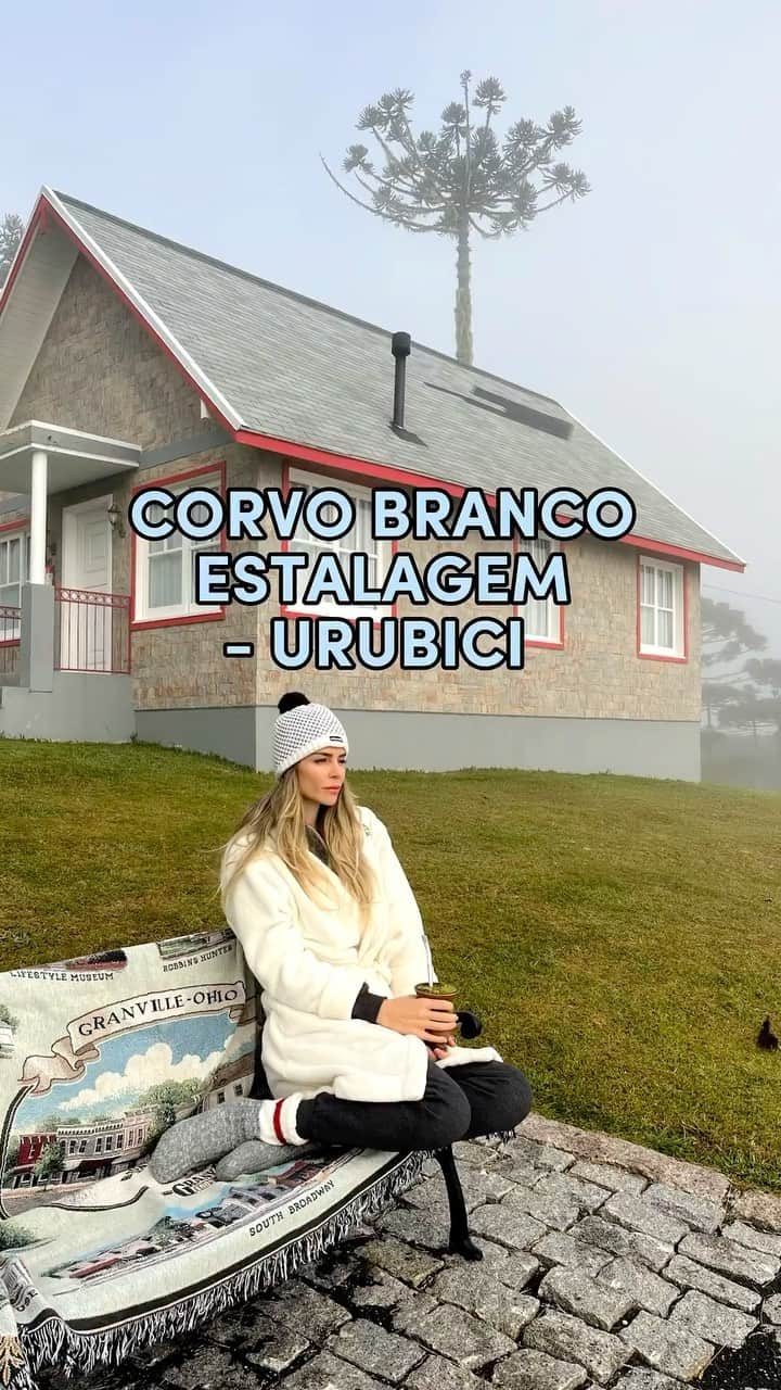 SuelleOliveiraのインスタグラム：「PASSEI MEU ANIVERSÁRIO EM UM CHALÉ!!!!  Que dias incríveis nesse lugar maravilhoso, começo o meu novo ciclo renovada e forte para correr atrás dos meus objetivos.   Obrigada @estalagemcorvobranco pelo atendimento, iremos voltar com certeza!!!!!  FILMAGENS AÉREAS: @new.producer_   #corvobrancoestalagem #corvobranco #irubici #serracatariense #sc #chale #brazil #brasil #aniversario #birthday #happybirthday #serradoriodorastro」