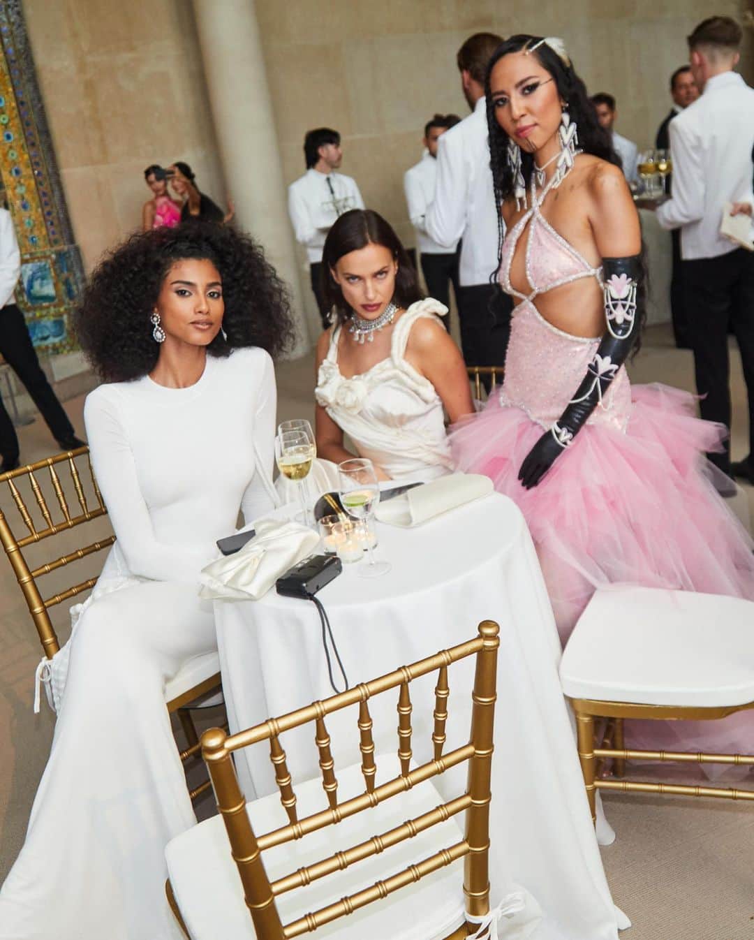 British Vogueさんのインスタグラム写真 - (British VogueInstagram)「Images of the stars arriving on the red carpet at the #MetGala are instantly beamed around the world, but what unfolds once guests actually enter the party remains under wraps. The good news? #Vogue photographer @FloNgala was there to document what went down on the night. At the link in bio take an exclusive look inside the Met Gala.」5月2日 20時03分 - britishvogue
