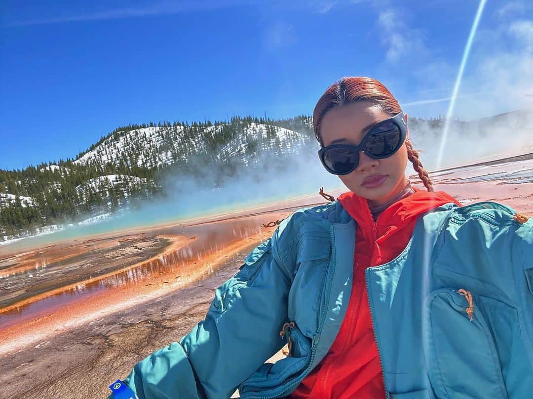 YOONさんのインスタグラム写真 - (YOONInstagram)「#Yellowstone Day 2. Textures textures texturesssss! 💙 Nothing is perfect and everything is perfect.  #grandprismaticspring #oldfaithful #uppergeyserbasin #sapphirepool #bear #bisonofinstagram」5月2日 20時03分 - yoon_ambush