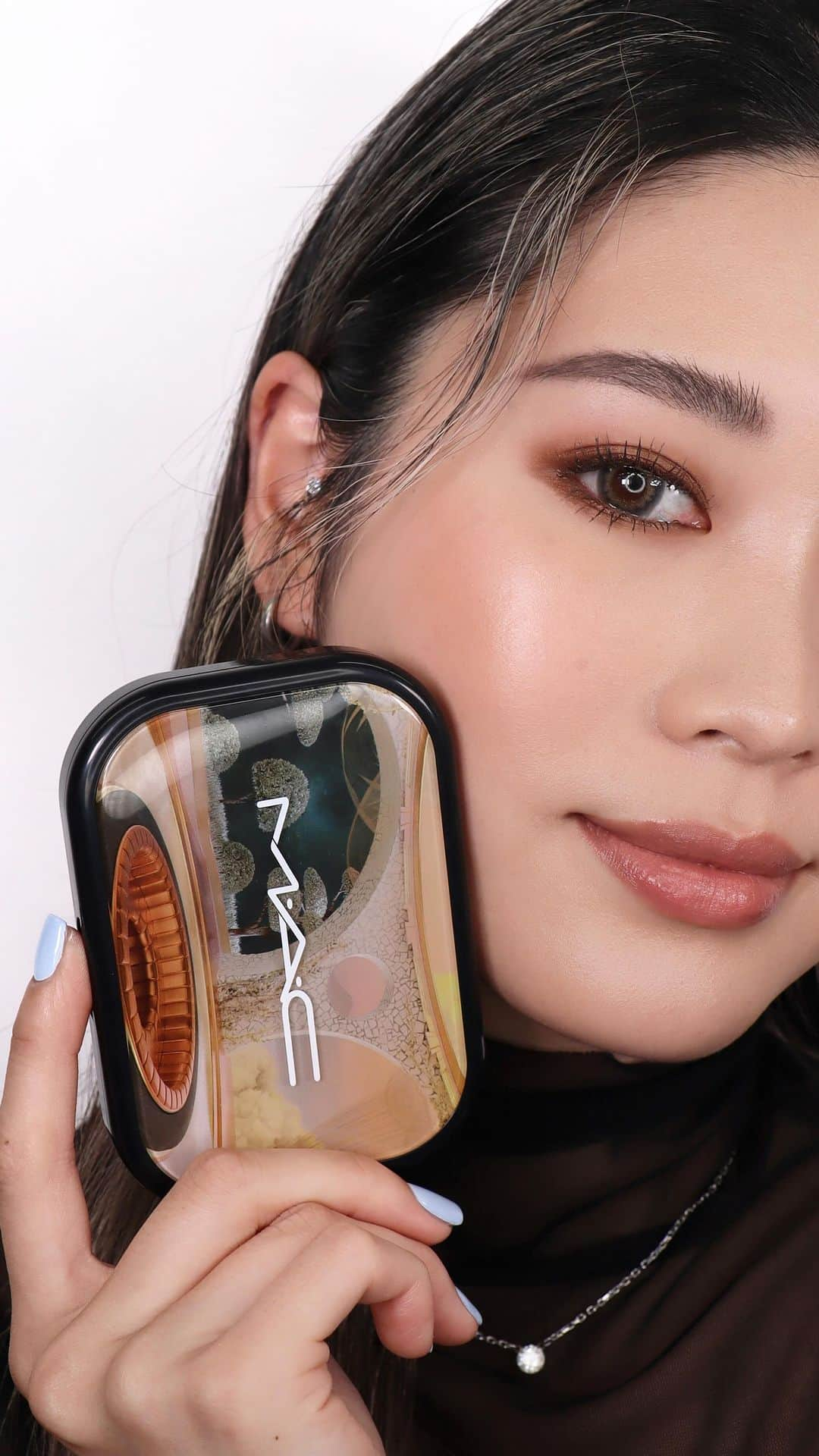 M∙A∙C Cosmetics Japanのインスタグラム：「＼オンライン＆全国発売中／ #MACコネクトインカラー から、大地の温もりと光がゆらめく、ブロンズの世界をイメージした 【ブロンズ インフルエンス】のメイクルック3パターンをチェック✨  ■コネクト イン カラー アイシャドウ パレット x 6: ブロンズ インフルエンス  今なら、対象製品を含む税込11,000円以上のお買い上げで、｢4in1 メイクブラシ｣をプレゼント🎁 (数量限定なくなり次第終了) 【対象店舗・対象製品】 ■M·A·C カウンター全店舗 :アイシャドウパレット全製品 ■M·A·C 公式オンラインショップ : コネクト イン カラー アイシャドウ パレット x 6　全4種、 コネクト イン カラー アイシャドウ パレット x 12　全3種 ※コネクト イン カラー アイシャドウ パレット以外のアイパレットは、プレゼント対象外となります  ＼メイクアップサービス体験キャンペーン実施中／ 5月7日(日)までの期間中、対象のメイクアップサービスを予約＆ご体験いただくと、｢フィックス+ オリジナル (13ml)｣をプレゼント👀 公式オンラインショップのメイクアップサービスページをチェック✨  #MACCONNECTINCOLOUR #次世代アイパレット #MACアイシャドウ」