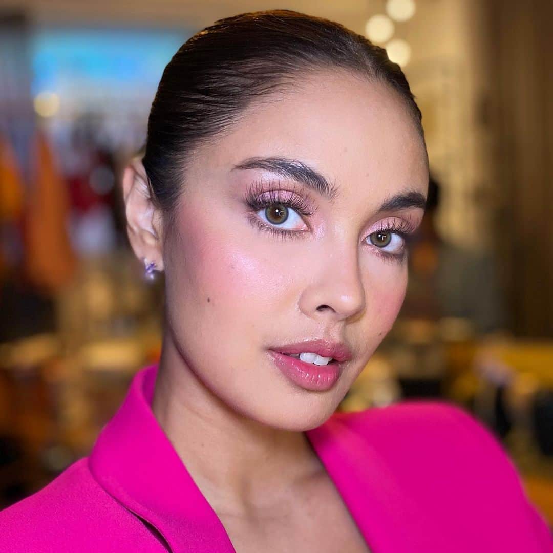 ローレン・ヤングのインスタグラム：「APRIL DUMP 🤩  My beautiful family and friends who have given me a chance and supported me on my new journey as a Makeup Artist 💖  Thank you guys!! Loved every second of doing your makeup!!   If you guys want to book me just follow me on my professional account: @glambylaurenyoung ✨  #GlamByLaurenYoung」