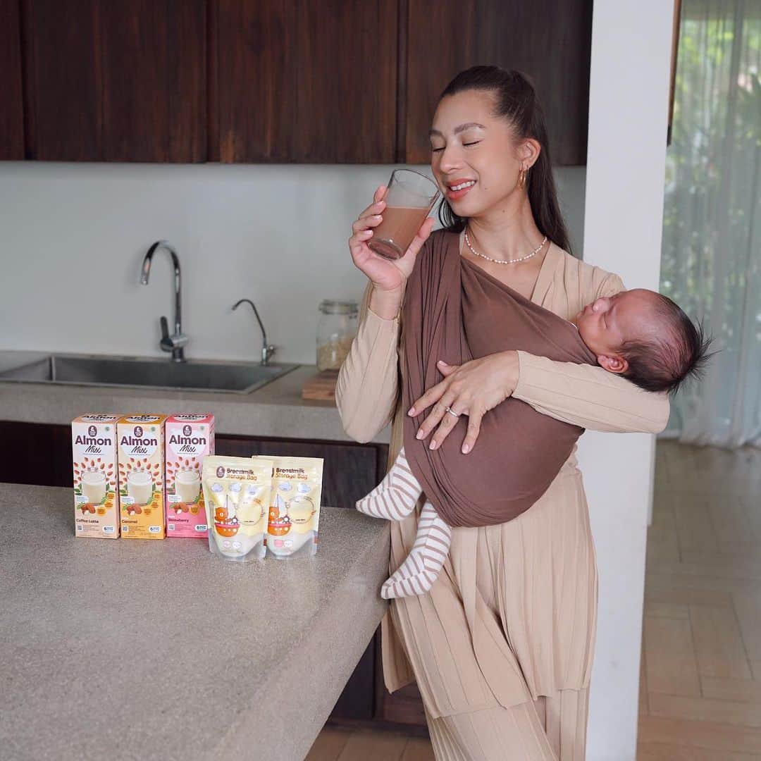 Jennifer Bachdimのインスタグラム：「As long as I know, Motherhood is the greatest thing BUT it’s challenging too. There are lots of though times but DEFINITELY the beautiful, fun and happy times are muuuuch more ! I’m feeling beyond grateful to be a mom of 4 ❤️🙏🏼 and I’m  thankful for my support systems like husband, parents, parents in law, brothers, sisters and friends aaand  ofc @mamabearid! Mereka ada free konsultASI 24 jam dan efektif meningkatkan supply ASI dan memenuhi nutrisi breastfedding Mama.  Kali ini aku mau ajak kalian merayakan Motherhood bareng MamaBear dengan Bagi-Bagi ASI BOOSTER & LOGAM MULIA, kindly check their latest post Mams!❤  ------- #ASIBoosterMamaBear #BahagiaMengASIhi #asibooster #pejuangASI」