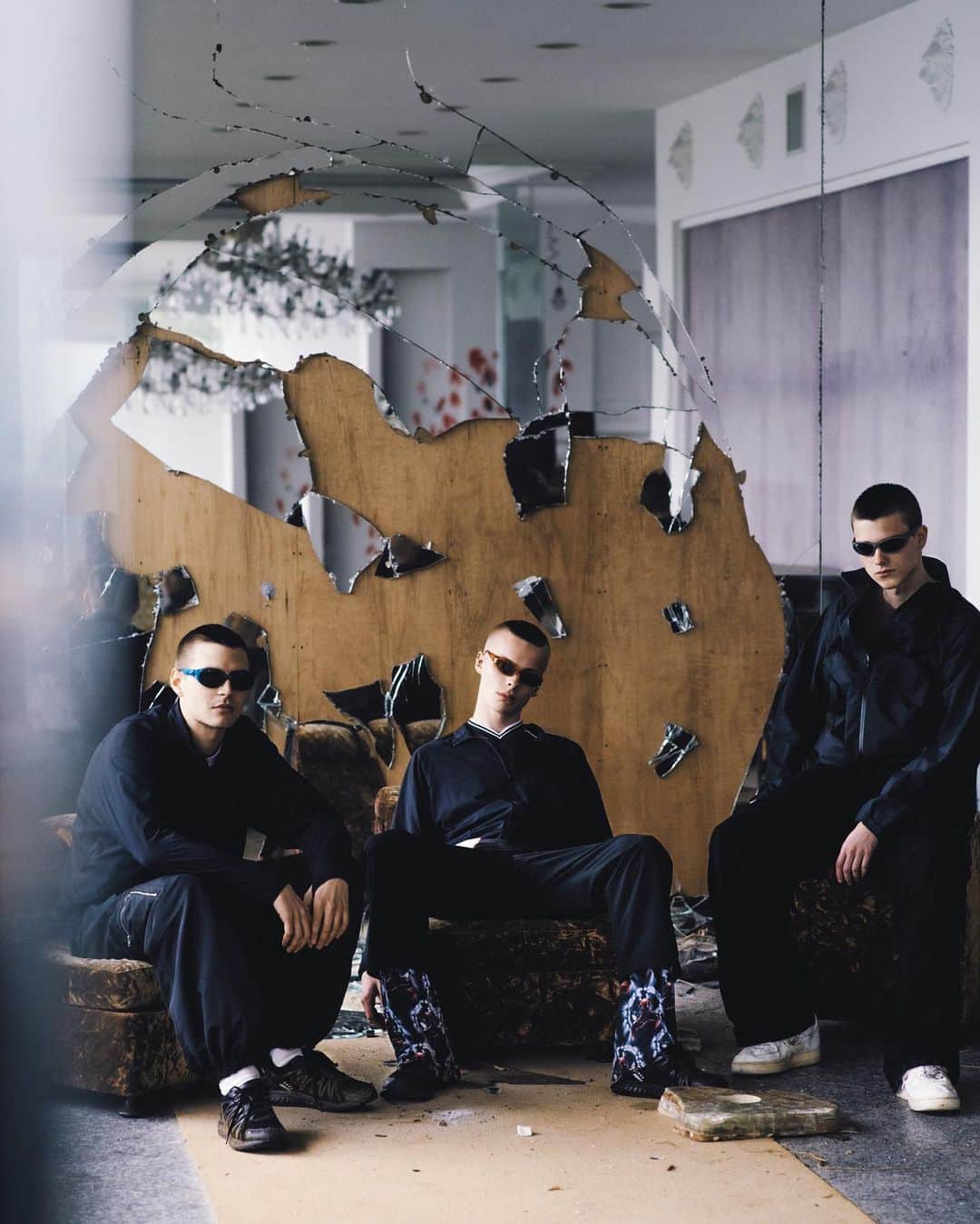 GRINDのインスタグラム：「. GOLDWIN for GRIND Vol.106 2023 SPRING/SUMMER  “BLACKWATER”  スキーやアウトドアで培った技術力をベースに、都会でのライフスタイルに最適化したモノづくりを行う〈ゴールドウイン〉。ここ数年、テックウエアがファッションのトレンドの1つとして盛り上がりを見せている。ストリートやカルチャーの文脈の上で自然と都市をシームレスにつなぐプロダクトの数々を映し出すことで、〈ゴールドウイン〉の新たな一面が浮かび上がる。  Photo_Yuki Hori Styling_Bumpei Matsumoto Hair_Nori Takabayashi Model_Svend[Cinq Deux Un], August, Victor[The Management] Edit_Yuki Akiyama  #grind #grindmagazine #unexpected #goldwin」