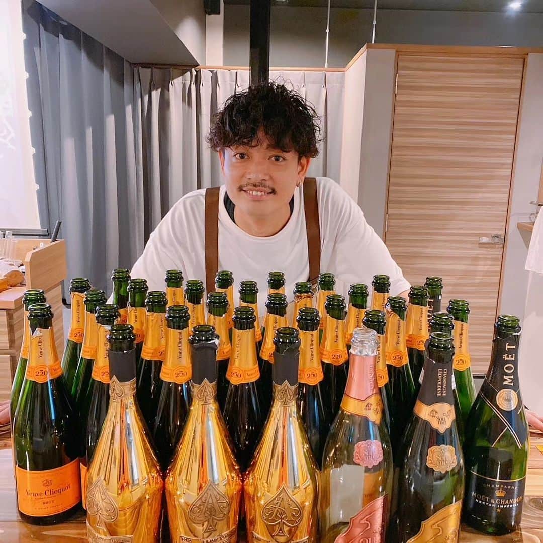中村昌也のインスタグラム：「２日間ありがとうございました❕ 最高の誕生日になりました❕ 皆様に感謝です😳 今日から東京から二人美女が８日まで居ますよ〜😳 お待ちしております😆 #宮古島 #沖縄 #宮古島バー #miyakojima #miyakojimabar #バーイズ #イズ #baris #is #newopen #居酒屋 #海 #beach #japan #中村昌也」