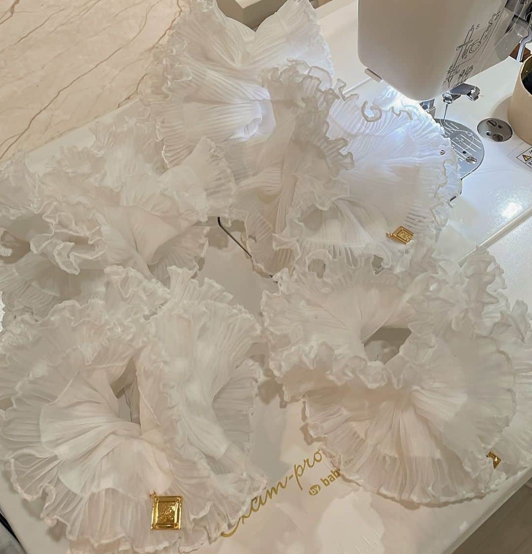 Tomomi Teradaのインスタグラム：「明日からPOP UPです🩵🪸 写真は縫いたてほやほやのマーメイドなシュシュ🪡🧜🏻‍♀️ 珊瑚なランジェリーもクラゲなブラウスも準備して、待ってるね🪸🪼  ***  DATE 5/3-5/7 TIME 14:00-20:00 📍〒106-0031 東京都港区西麻布4-22-8 麻布ポイント201 Shelly de Titi SALON 期間中は予約なしでお越しいただけます。  @shellydetiti」