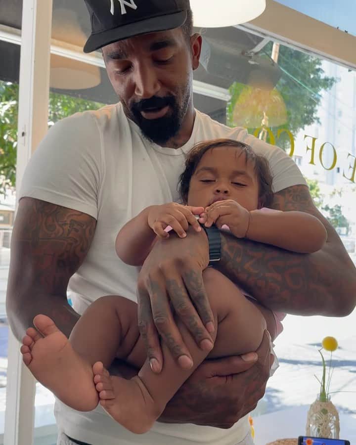 J・R・スミスのインスタグラム：「Had to pop up on lil bro @chrissmith500 damn I miss the shit out you kid! First time meeting my niece in person! The hugs and kisses is real! @ladiiswish @d_smith50」