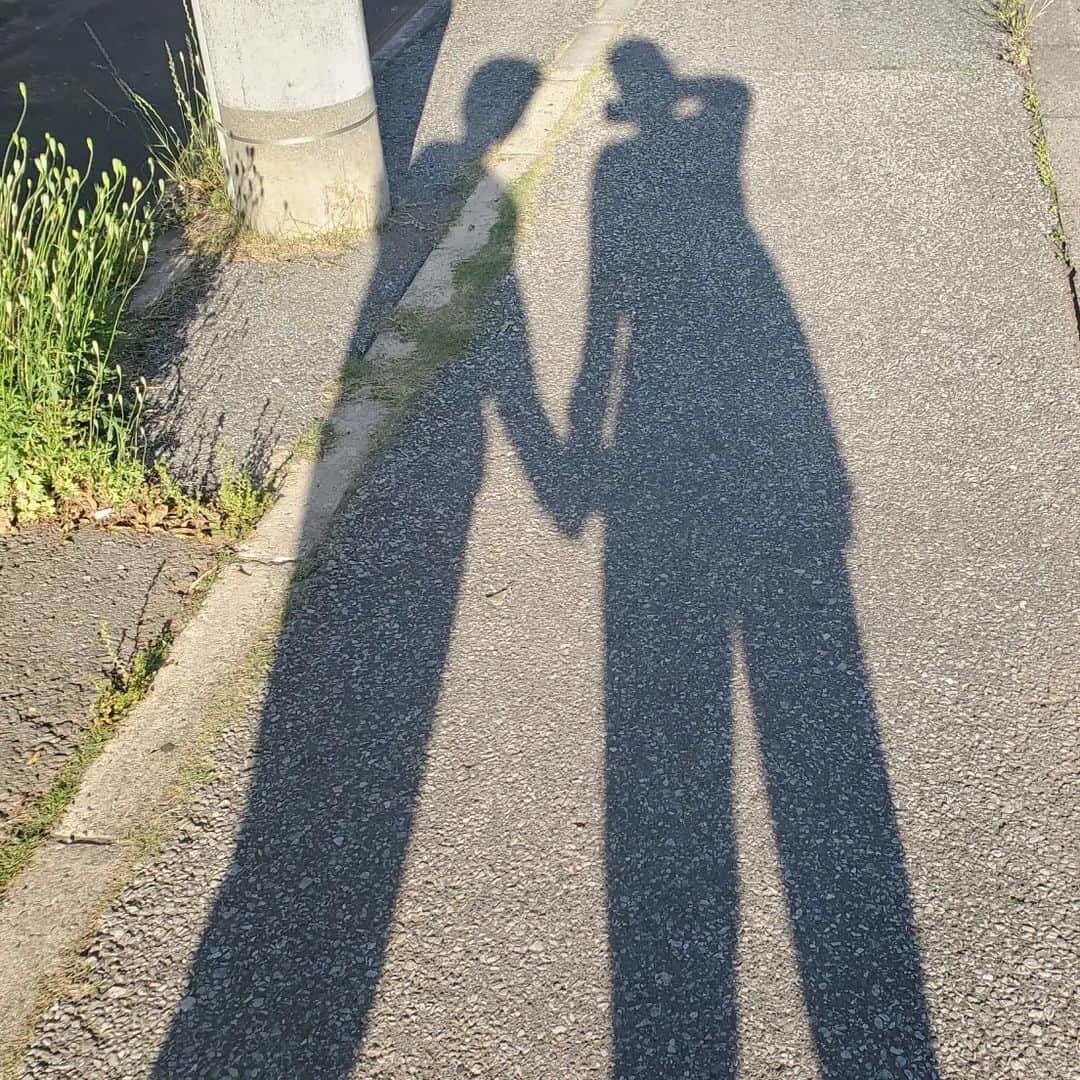 水野友貴さんのインスタグラム写真 - (水野友貴Instagram)「双子の甥と姪のお誕生日🎁🎂 まだまだねえねとは手を繋いで歩いてます。仲良し☺️ #双子 #双子の甥っ子 #双子の姪っ子  #小学生 #お誕生日おめでとう」5月2日 20時18分 - mizunoyuuki