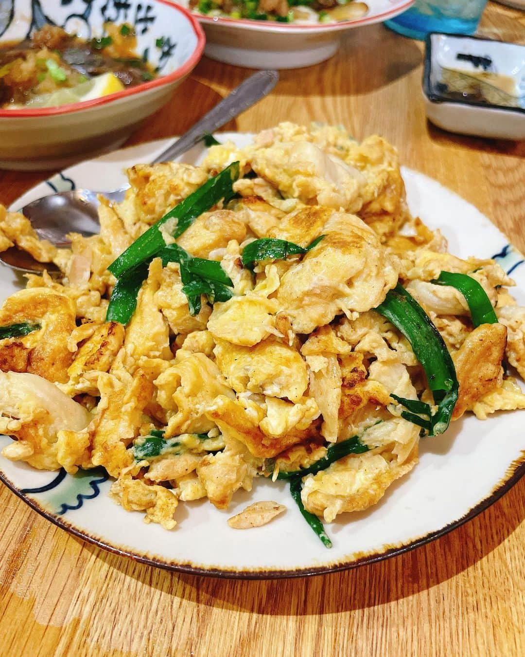 ERYさんのインスタグラム写真 - (ERYInstagram)「4/30はFOODで沖縄ライブでした！ それに伴ってしっかり沖縄を満喫してきたので、まずはライブ以外のオフショットから投稿。 ライブの写真などはまた別途。  前回沖縄に来た時はメンバーと別行動で1人レンタカーの旅という感じだったのですが、今回は基本的にメンバー&スタッフと一緒におすすめのご飯屋さんに連れて行ってもらったり飲みに行ったりのんびりしました！ 沖縄料理居酒屋、タコライス、ソーキそば、ブルーシールアイス、ハンバーガー、ジーマーミ豆腐沢山。  #FOOD #FOODってエゴサしづらいよね笑 #沖縄 #cyberbox #ふーちゃんぷる #アメリカンビレッジ #ソーキそば #blueseal  #bluesealicecream  #ジーマーミ豆腐   ジーマーミ豆腐は大好きなので4種類を複数個ずつ食べたけれど、まだ自分の中のベストジーマーミに出会えていない気がする。」5月2日 20時18分 - bass_ery