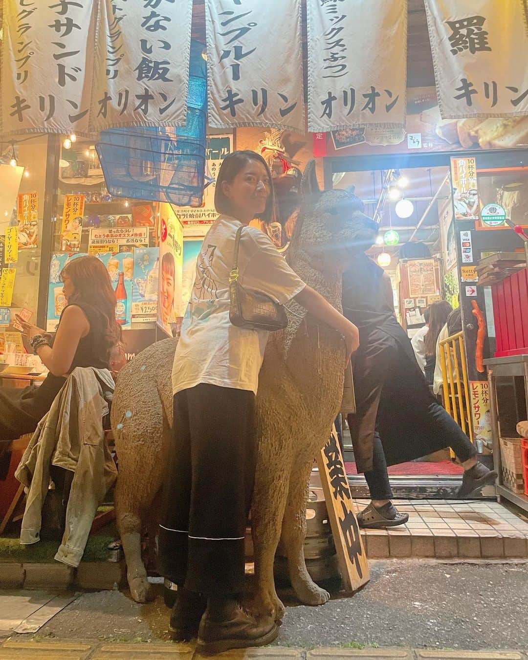 ERYさんのインスタグラム写真 - (ERYInstagram)「4/30はFOODで沖縄ライブでした！ それに伴ってしっかり沖縄を満喫してきたので、まずはライブ以外のオフショットから投稿。 ライブの写真などはまた別途。  前回沖縄に来た時はメンバーと別行動で1人レンタカーの旅という感じだったのですが、今回は基本的にメンバー&スタッフと一緒におすすめのご飯屋さんに連れて行ってもらったり飲みに行ったりのんびりしました！ 沖縄料理居酒屋、タコライス、ソーキそば、ブルーシールアイス、ハンバーガー、ジーマーミ豆腐沢山。  #FOOD #FOODってエゴサしづらいよね笑 #沖縄 #cyberbox #ふーちゃんぷる #アメリカンビレッジ #ソーキそば #blueseal  #bluesealicecream  #ジーマーミ豆腐   ジーマーミ豆腐は大好きなので4種類を複数個ずつ食べたけれど、まだ自分の中のベストジーマーミに出会えていない気がする。」5月2日 20時18分 - bass_ery