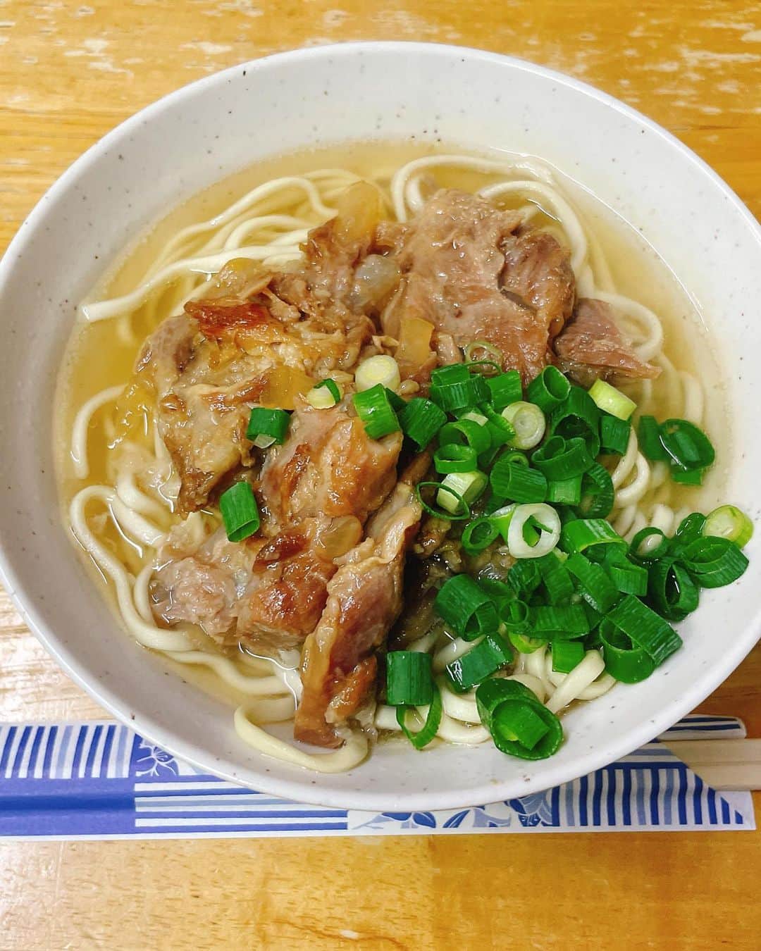 ERYさんのインスタグラム写真 - (ERYInstagram)「4/30はFOODで沖縄ライブでした！ それに伴ってしっかり沖縄を満喫してきたので、まずはライブ以外のオフショットから投稿。 ライブの写真などはまた別途。  前回沖縄に来た時はメンバーと別行動で1人レンタカーの旅という感じだったのですが、今回は基本的にメンバー&スタッフと一緒におすすめのご飯屋さんに連れて行ってもらったり飲みに行ったりのんびりしました！ 沖縄料理居酒屋、タコライス、ソーキそば、ブルーシールアイス、ハンバーガー、ジーマーミ豆腐沢山。  #FOOD #FOODってエゴサしづらいよね笑 #沖縄 #cyberbox #ふーちゃんぷる #アメリカンビレッジ #ソーキそば #blueseal  #bluesealicecream  #ジーマーミ豆腐   ジーマーミ豆腐は大好きなので4種類を複数個ずつ食べたけれど、まだ自分の中のベストジーマーミに出会えていない気がする。」5月2日 20時18分 - bass_ery