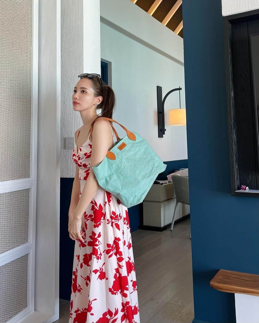 Aoiのインスタグラム：「モルディブ投稿実はまだまだあるのでみんなが忘れた頃載せていこうの術🤓  モルディブリゾートファッションと 食べたものシリーズ🫶  とにかくエビとタコとプラムとお肉と甘いジュースを摂取し続けた日々でしたが 果敢に肌を出し続けてお腹のぽっこり具合もわかりやすいワンピースを着続けました👼  お腹ぽっこりさせないよう、常時腹筋に力を入れて過ごすというトレーニング🤦‍♀️  @shein_japan のワンピース私のボディメイキングまでお手伝いしてくれてありがとう🤣  投稿用クーポンコード：JPN263 ※0-5999円で15%オフ 購入で20％オフ ※有効期限：5月末  #SHEINコーデ #SHEIN #SHEIN購入品 #今日のコーデ #OOTD  #購入品紹介#ワンピース#swimwear #リゾートコーデ#モルディブ#旅行 #travel」