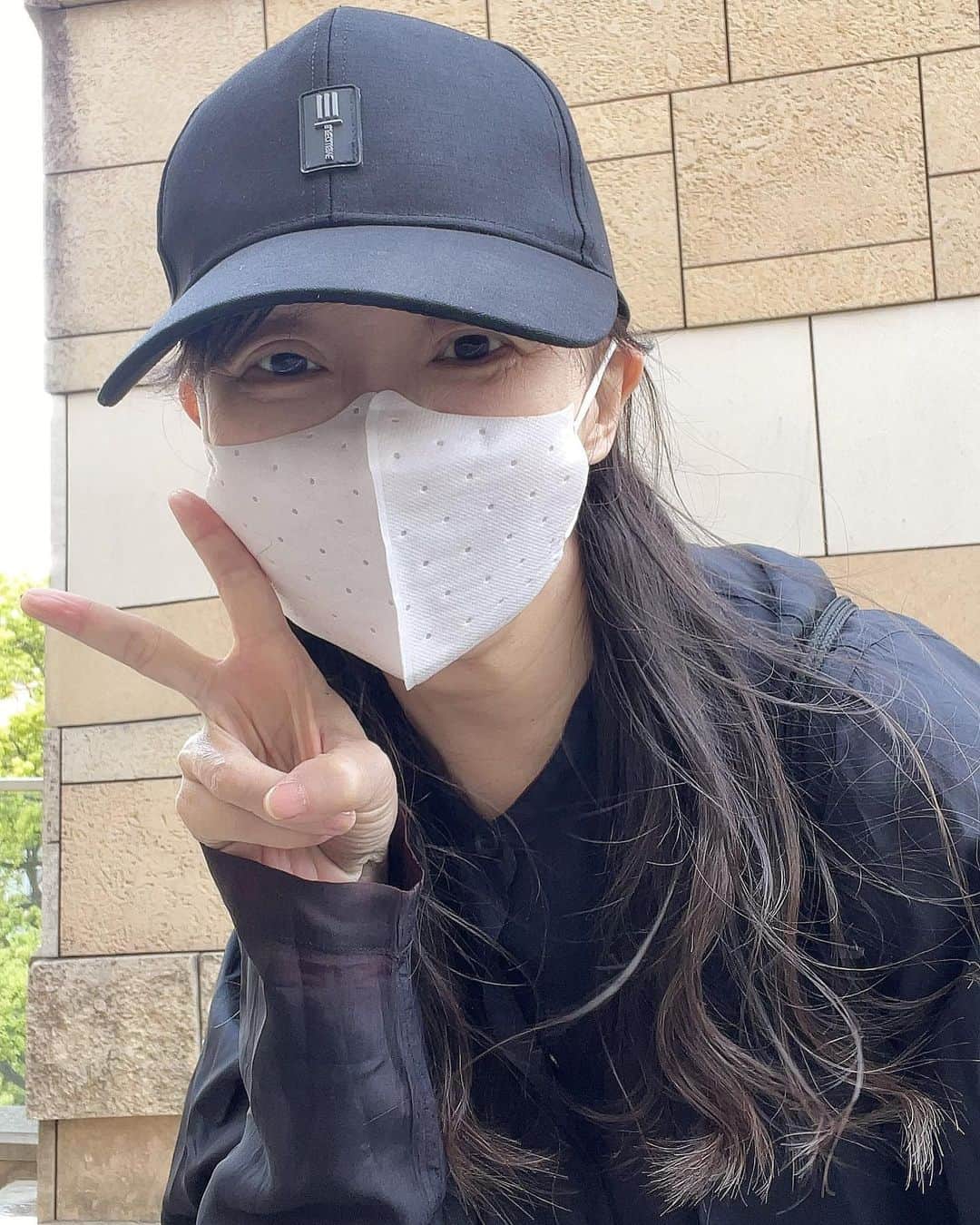 アグネス・チャンのインスタグラム：「I finished writing my article for Asahi Weekly, and celebrated by taking a walk and drank cappuccino. The weather was beautiful and the garden was gorgeous.」