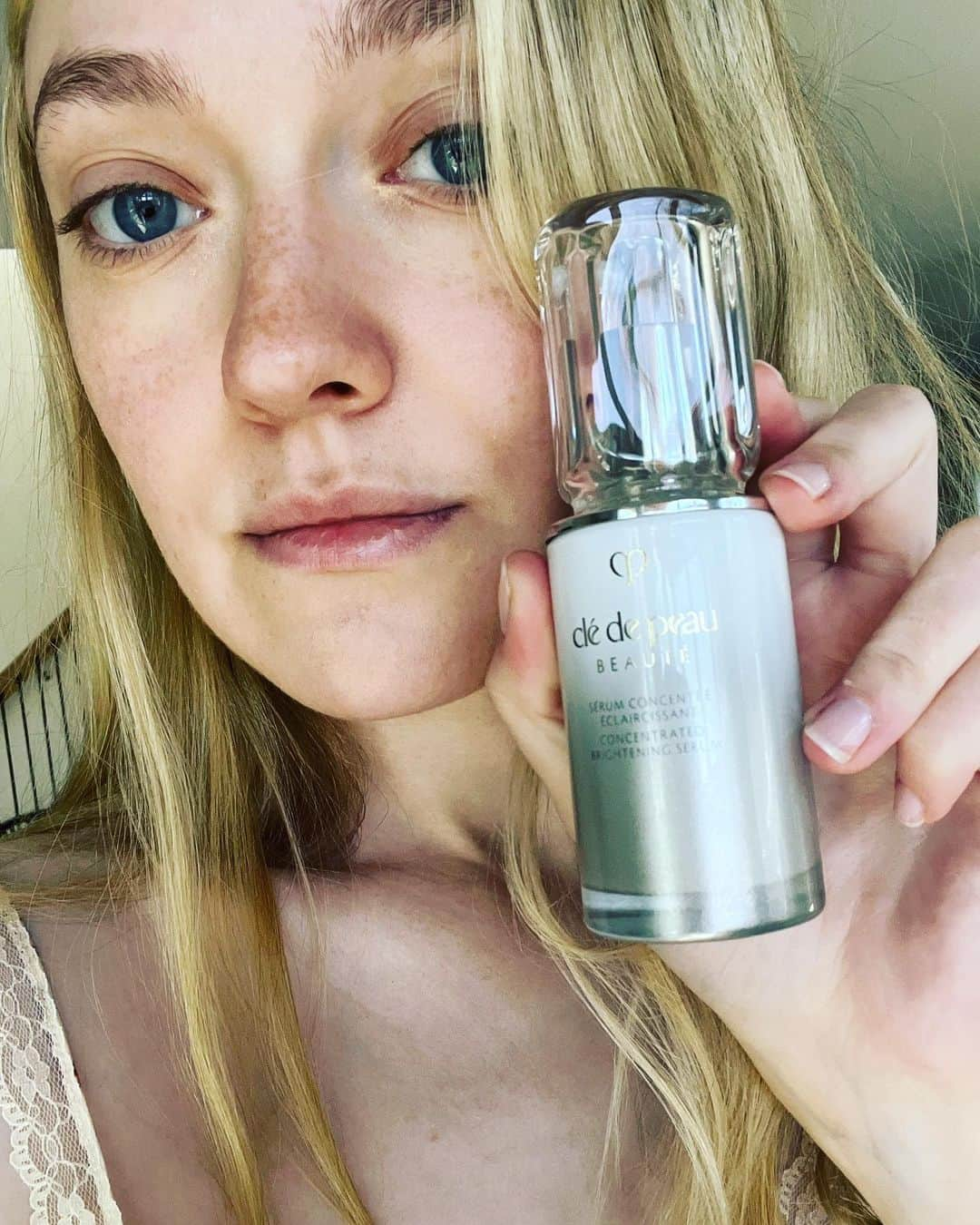 ダコタ・ファニングさんのインスタグラム写真 - (ダコタ・ファニングInstagram)「The Concentrated Brightening Serum from @cledepeaubeaute gives me the perfect glow for summer!  #CPBCollective」5月2日 20時26分 - dakotafanning