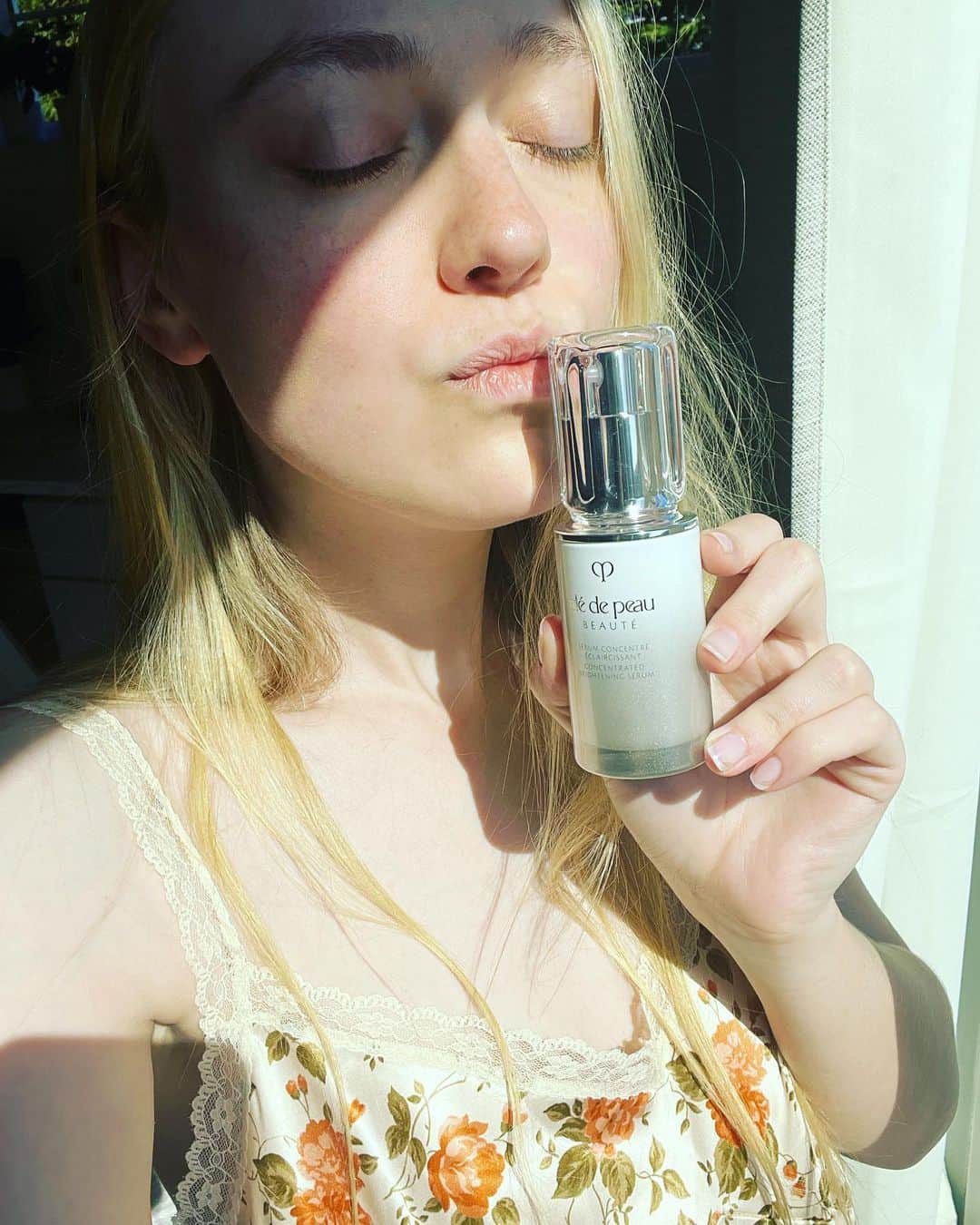 ダコタ・ファニングのインスタグラム：「The Concentrated Brightening Serum from @cledepeaubeaute gives me the perfect glow for summer!  #CPBCollective」